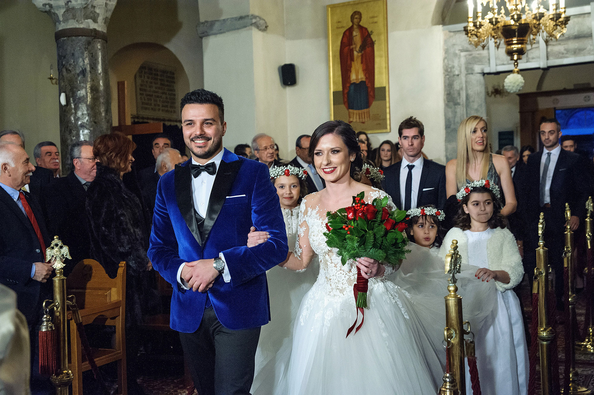 ζευγάρι μπαίνει στην εκκλησία για να ξεκινήσει το μυστήριο