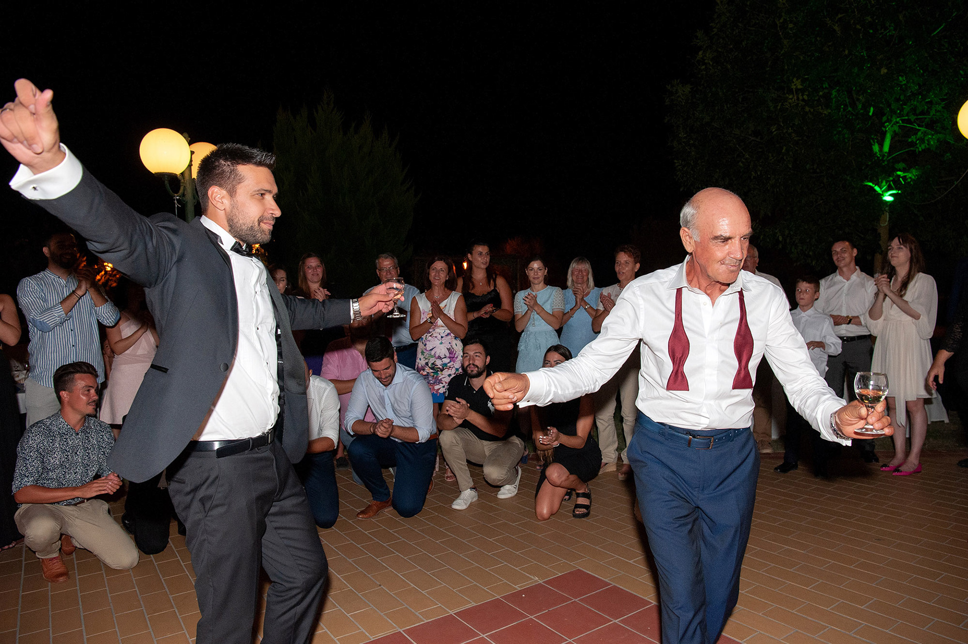 φωτογράφηση γάμου Χαλκιδική - γαμπρός χορεύει μα τον πατέρα του στη δεξίωση του γάμου, wedding photography Halkidiki - groom dancing with his father at the wedding reception,