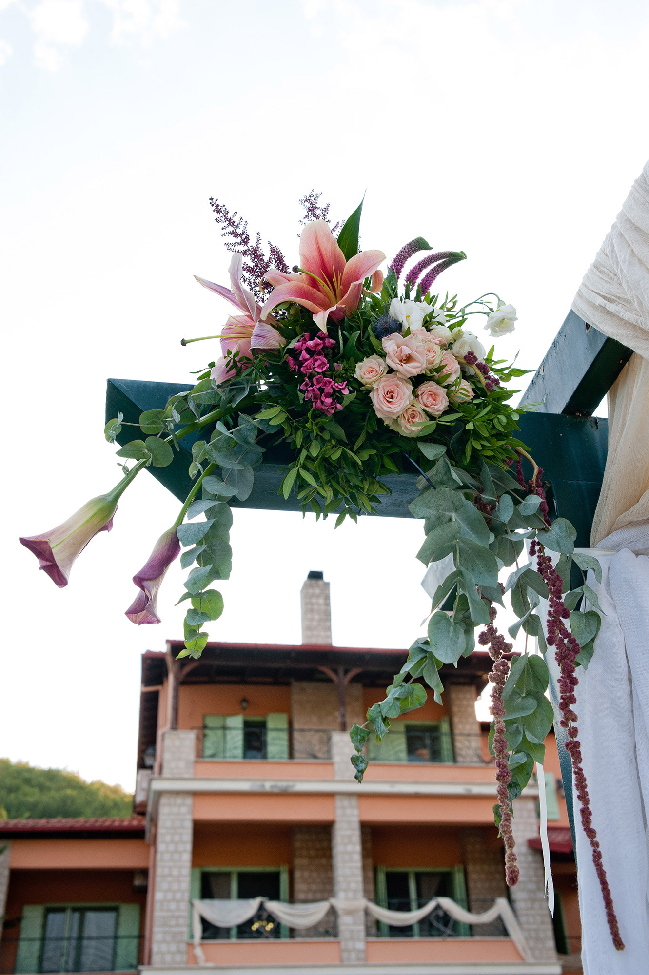 στολισμός της αυλής του σπιτιού για τον πολιτικό γάμο με φόντο στην εδεσσα,          Decoration of the courtyard of the house for the civil wedding with a backdrop in Edessa    