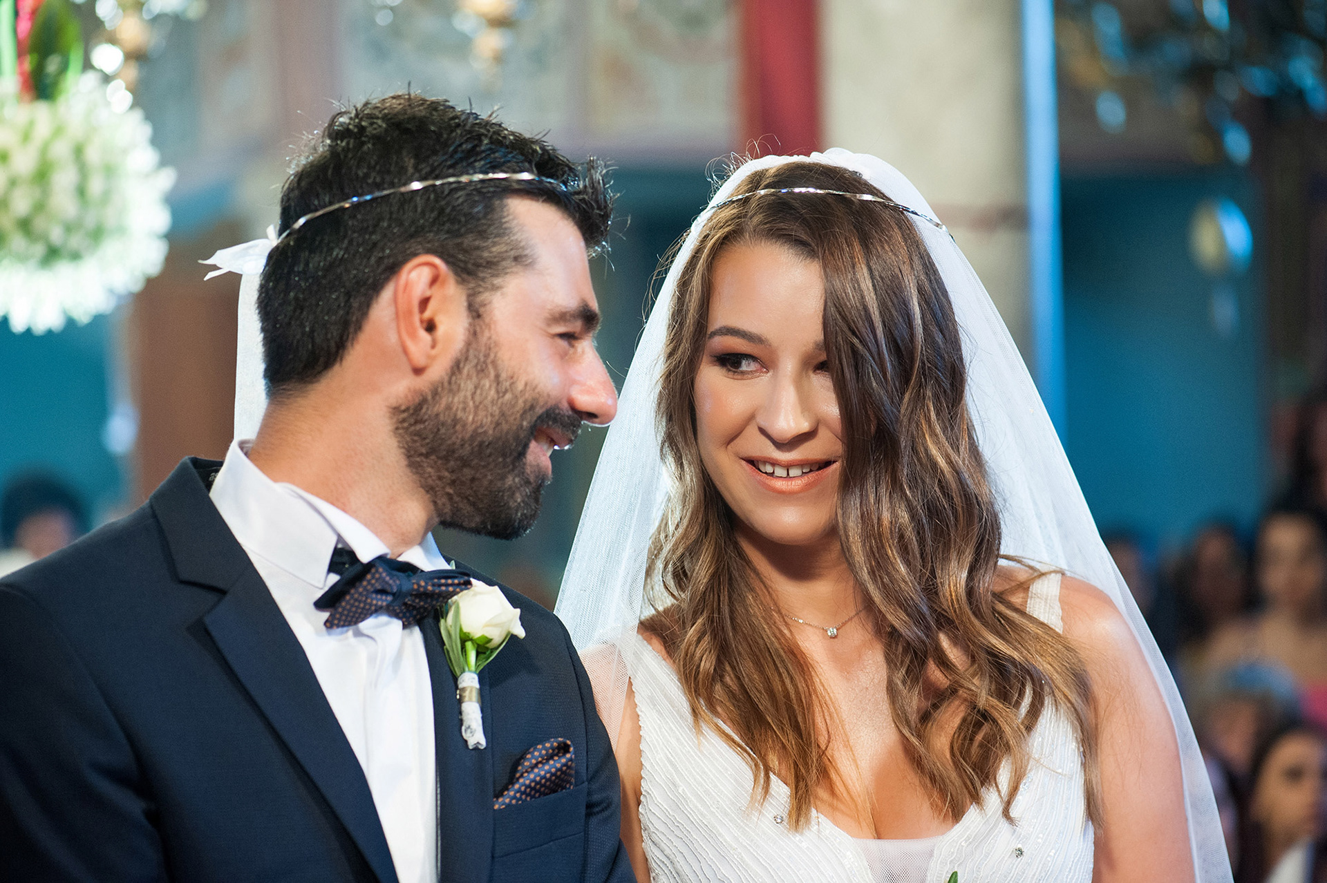 φωτογραφίες γάμου στη Χαλκιδική, γαμπρός κοιτάει τη νύφη τρυφερά , wedding photography in Halkidiki, groom looks at the bride tenderly