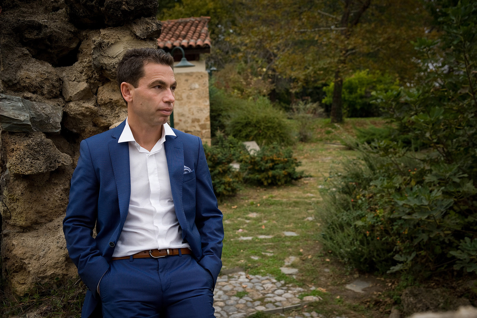 Πορτραίτο γαμπρού από next day φωτογράφιση γάμου στο Βαρόσι Έδεσσας σε παραδοσιακό σκηνικό. Groom portrait from next day wedding photography in Varosi Edessa in a traditional setting.
