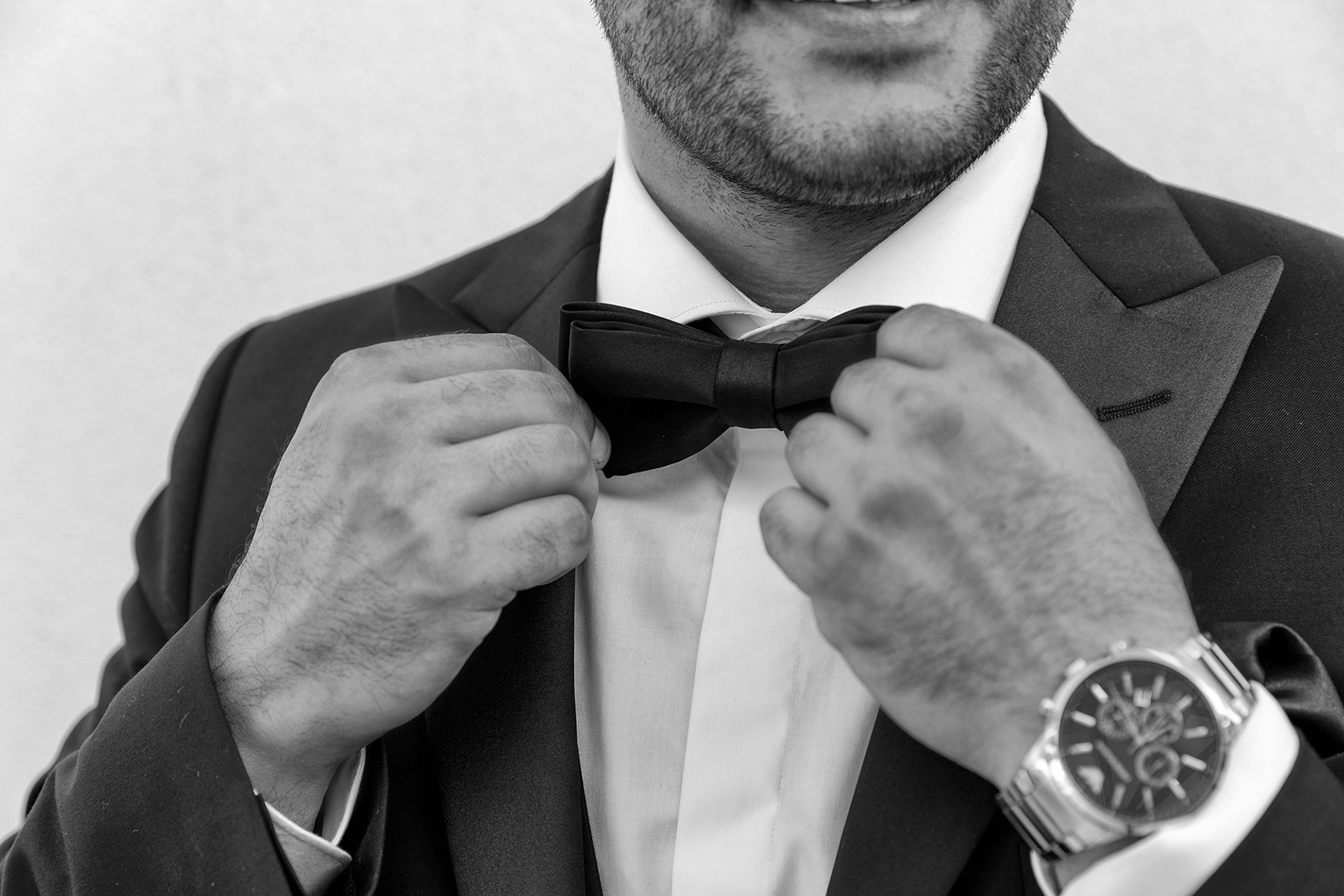 κοντινό πλάνο στο παπιγιόν του γαμπρού, close-up of the groom's bow tie