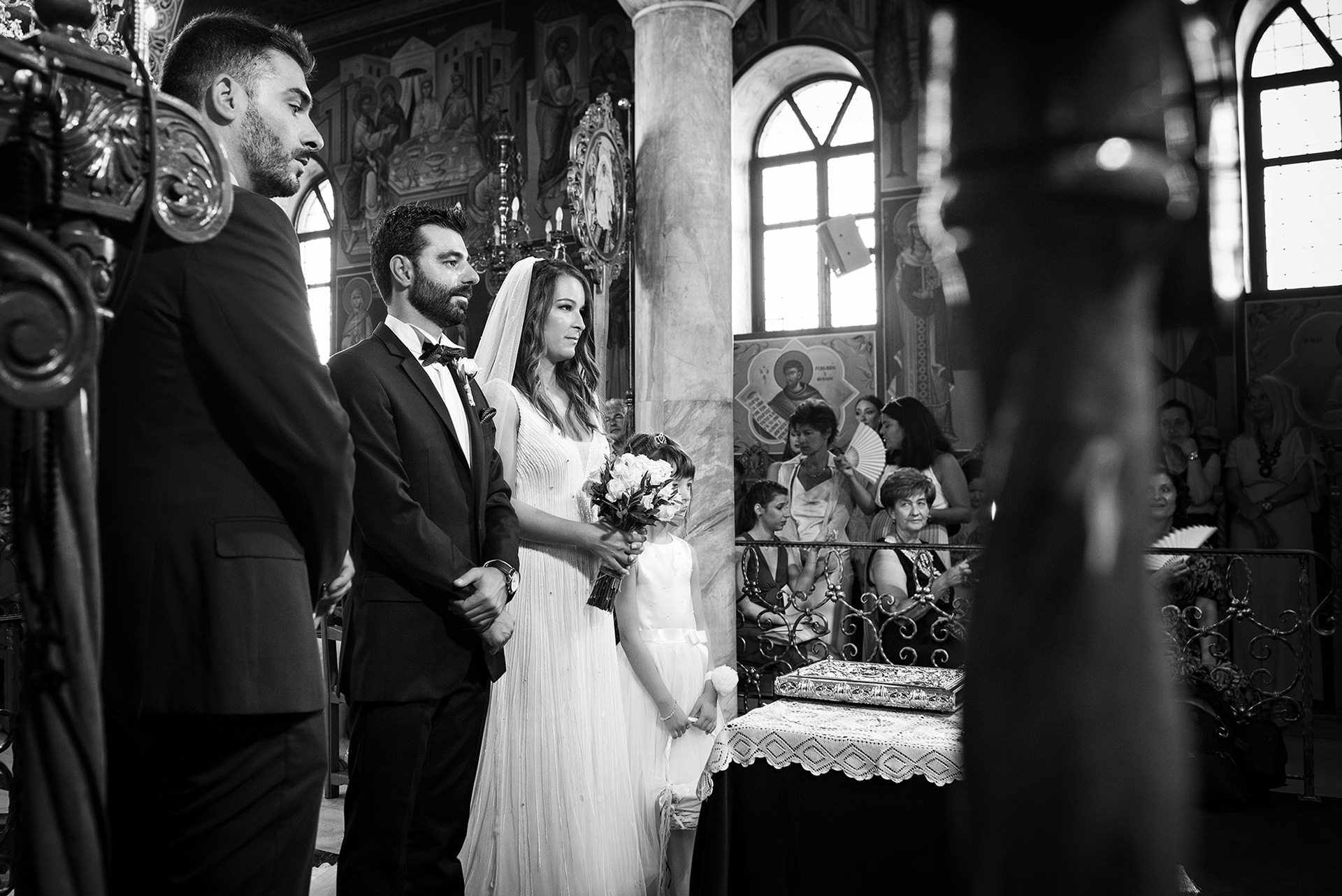 καλλιτεχνική φωτογραφία από την εκκλησία σε φωτογράφιση γάμου στη χαλκιδική, artistic photography from the church at a wedding photography shoot in chalkidiki