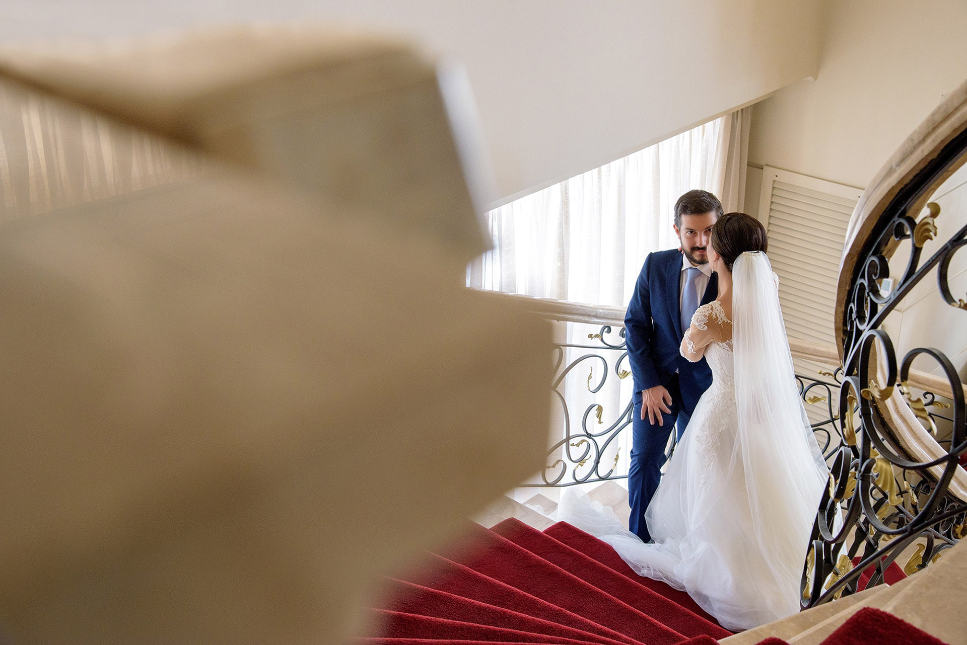 καλλιτεχνική φωτογραφία γαμπρού και νύφης αγκαλιά στη σκάλα του ξενοδοχείο Mediterranean Palace στη θεσσαλονίκη σε φωτογράφιση γάμου next day , artistic photo of a bride and groom embracing on the stairs of the Mediterranean Palace Hotel in Thessaloniki in a next day wedding photoshoot