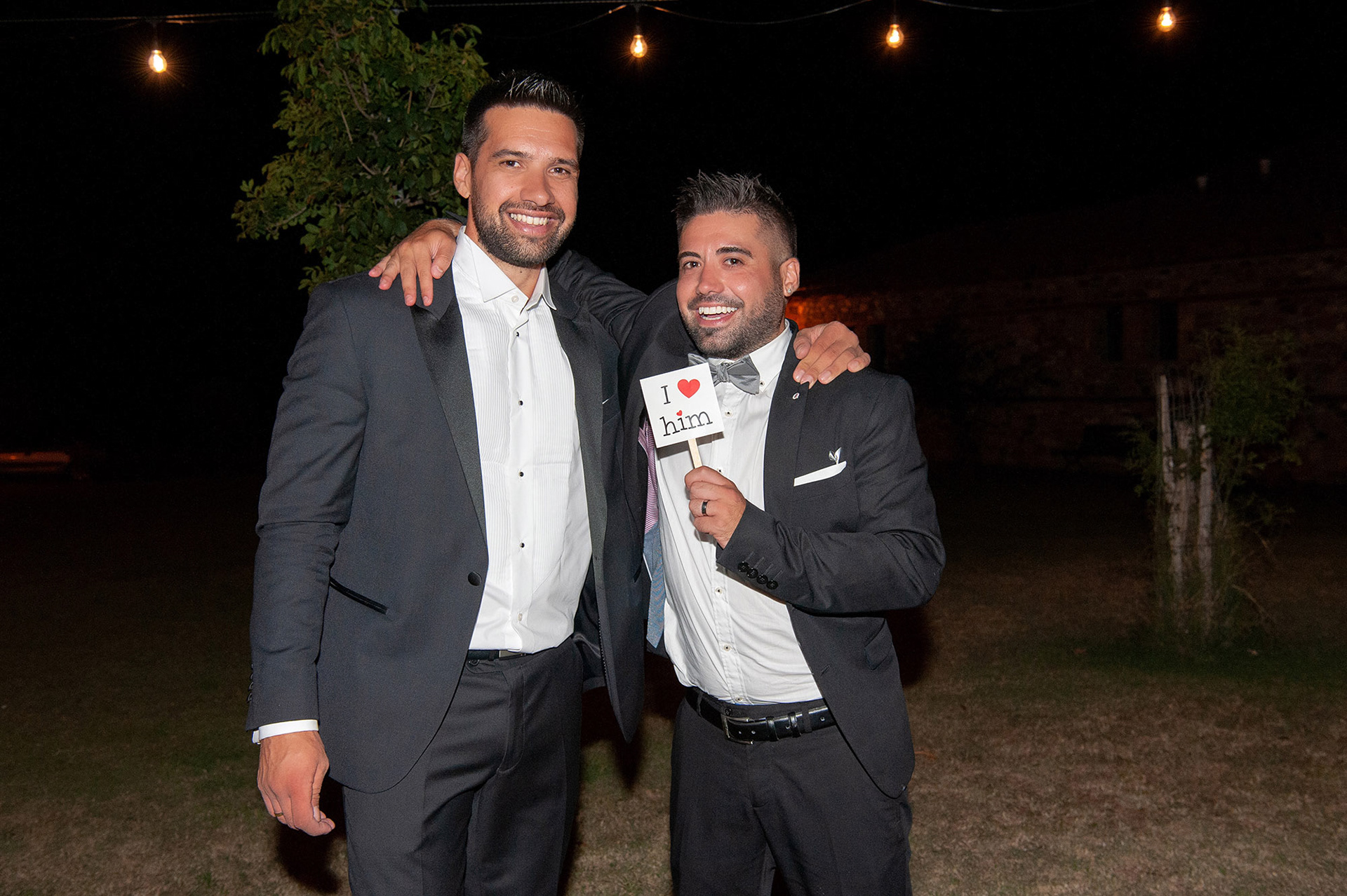 γαμπρός και κουμπάρος στη δεξίωση. groom and best man at the reception