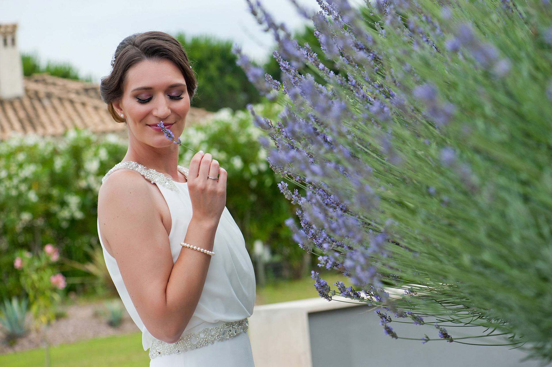 Φωτογράφηση γάμου -Η νύφη μυρίζει λεβάντα λίγο πριν την τελετή στο Λιτόχωρο.  The bride smells lavender just before the ceremony in Litochoro.