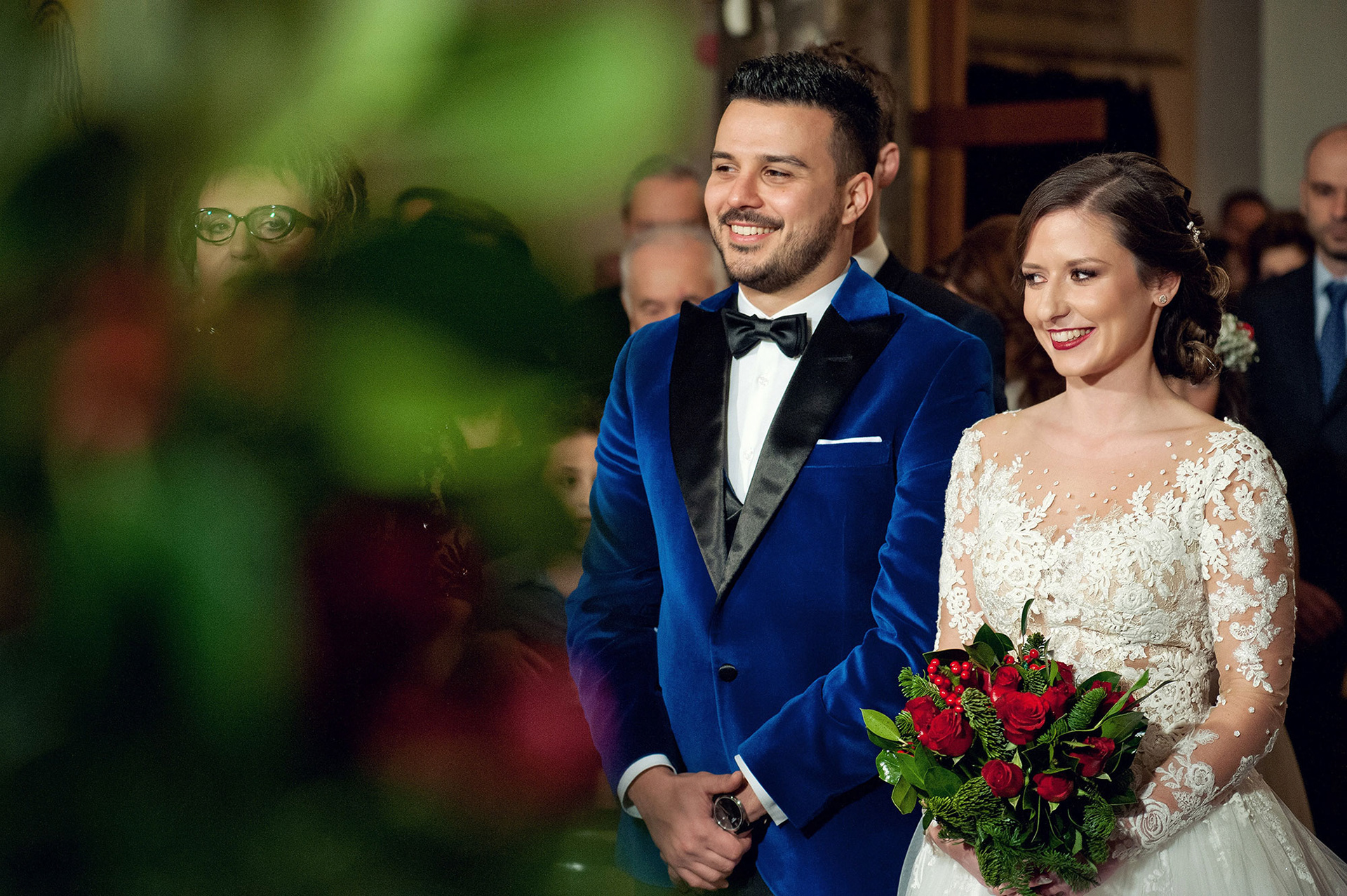 Νύφη και γαμπρός κρατούν χέρια στο μυστήριο, Bride and groom holding hands during the ceremony
