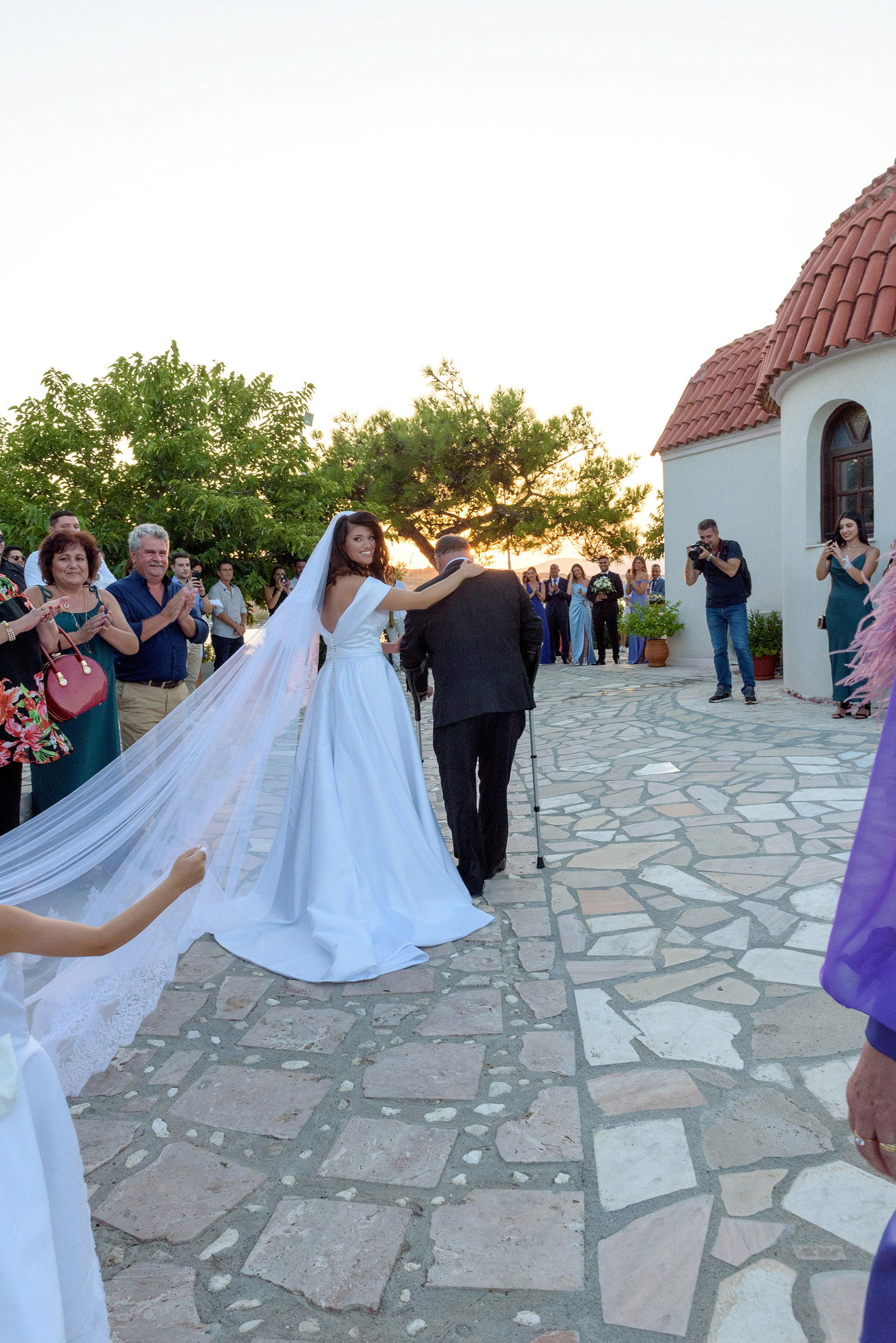Νύφη με τον πατέρα της πηγαίνει στην εκκλησία να συναντήσει τον γαμπρό, Bride walking with her father to meet the groom at the church
