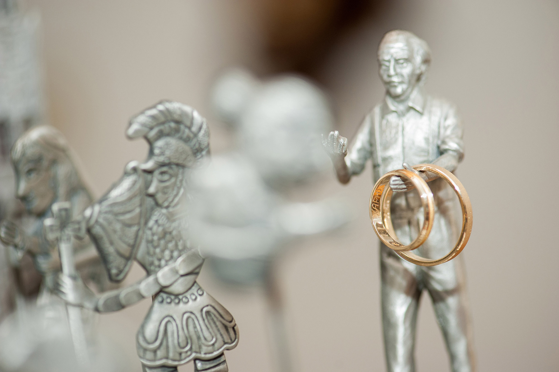 Φωτογράφιση γάμου στη Θεσσαλονίκη – οι βέρες του ζευγαριού σε καλλιτεχνική σύνθεση με ιδιαίτερο φωτισμό.,         Wedding photography in Thessaloniki – the couple's wedding rings in an artistic composition with special lighting.