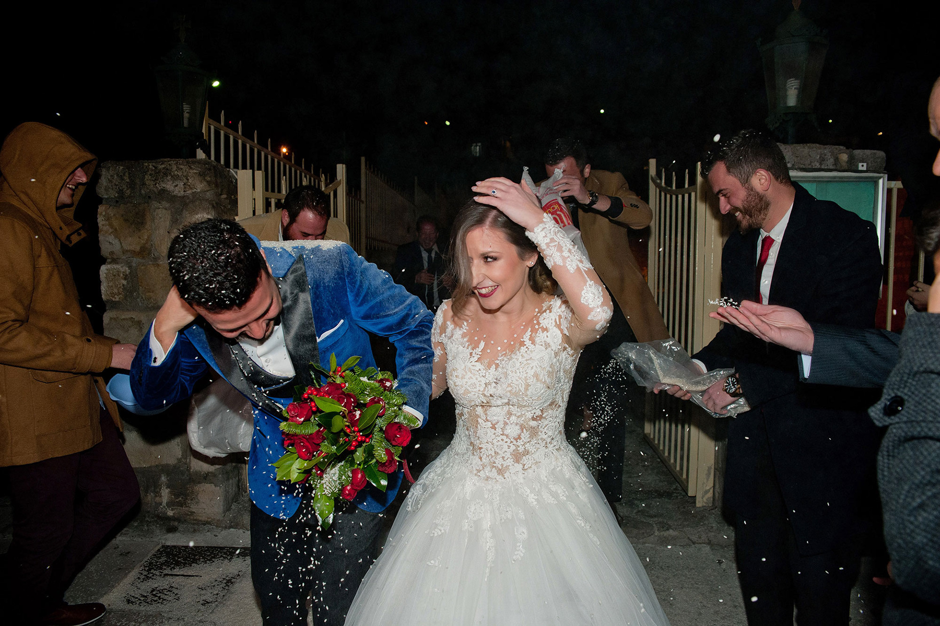 γαμπρός και νύφη έξω από την εκκλησία με γέλια
