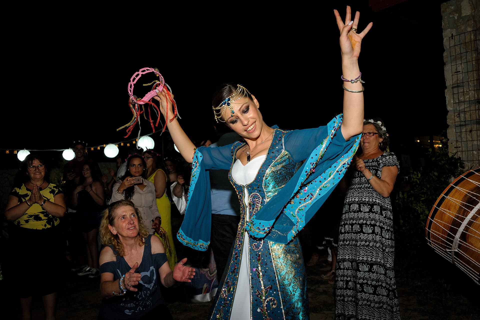 με παραδοσιακή μουσική, Bride's dance at the traditional henna wedding feast – wedding photographer