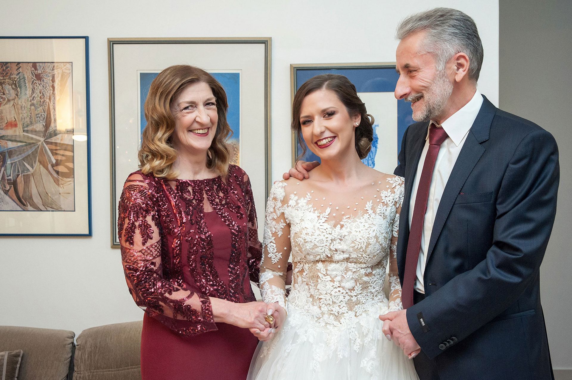 η νύφη με τους γονείς της πρίν το γάμο, the bride with her parents before the wedding,