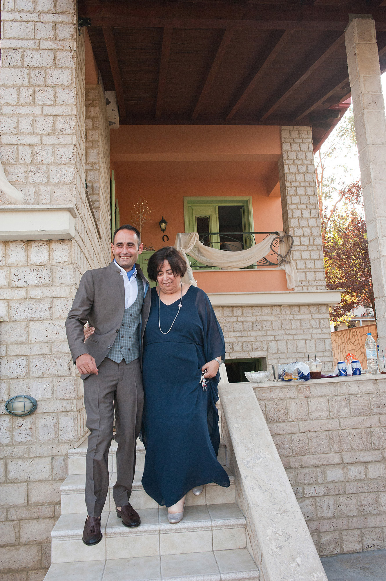 γαμπρός με τη μητέρα του ξεκινούν για το γάμο, Groom and his mother are leaving for the wedding