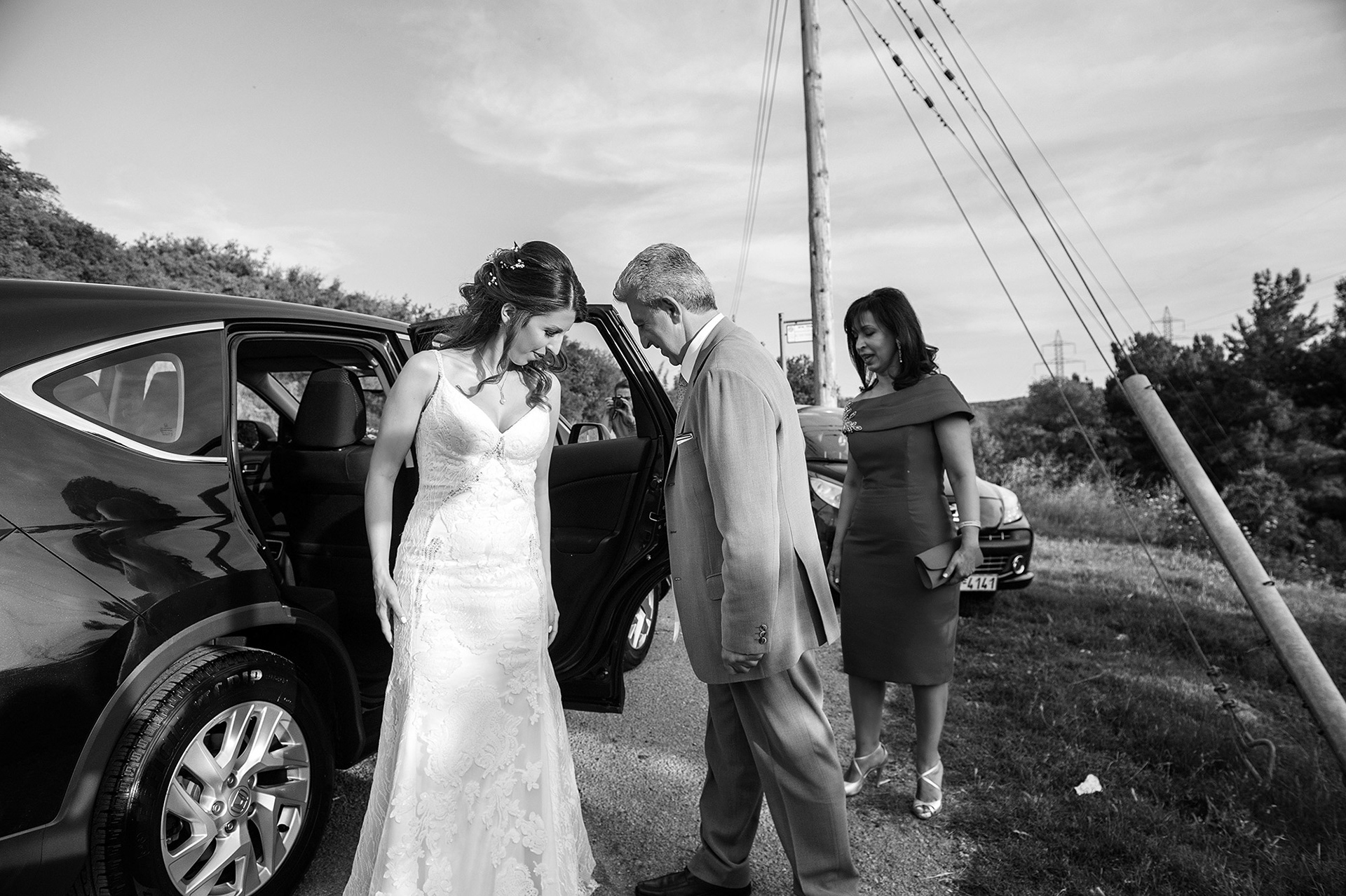 Η νύφη φτάνει στην εκκλησία και κατεβαίνει από το αυτοκίνητο, λίγο πριν τον γάμo,     The bride arrives at the church and steps out of the car, just before the wedding ceremony.