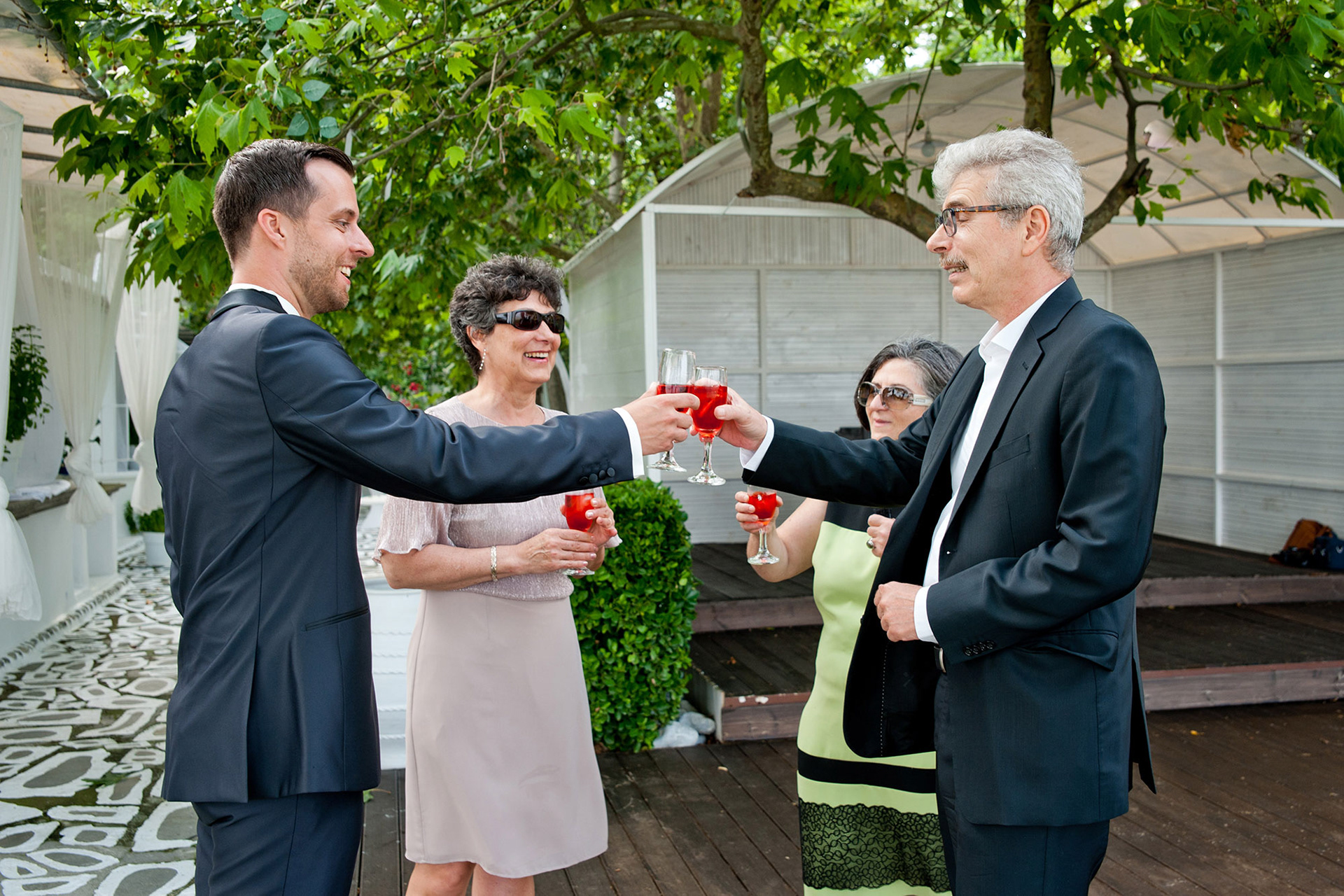 Ο γαμπρός κάνει πρόποση με τους γονείς του και συγγενείς πριν τον γάμο στο Λιτόχωρο.    The groom making a toast with his family before the wedding in Litochoro.