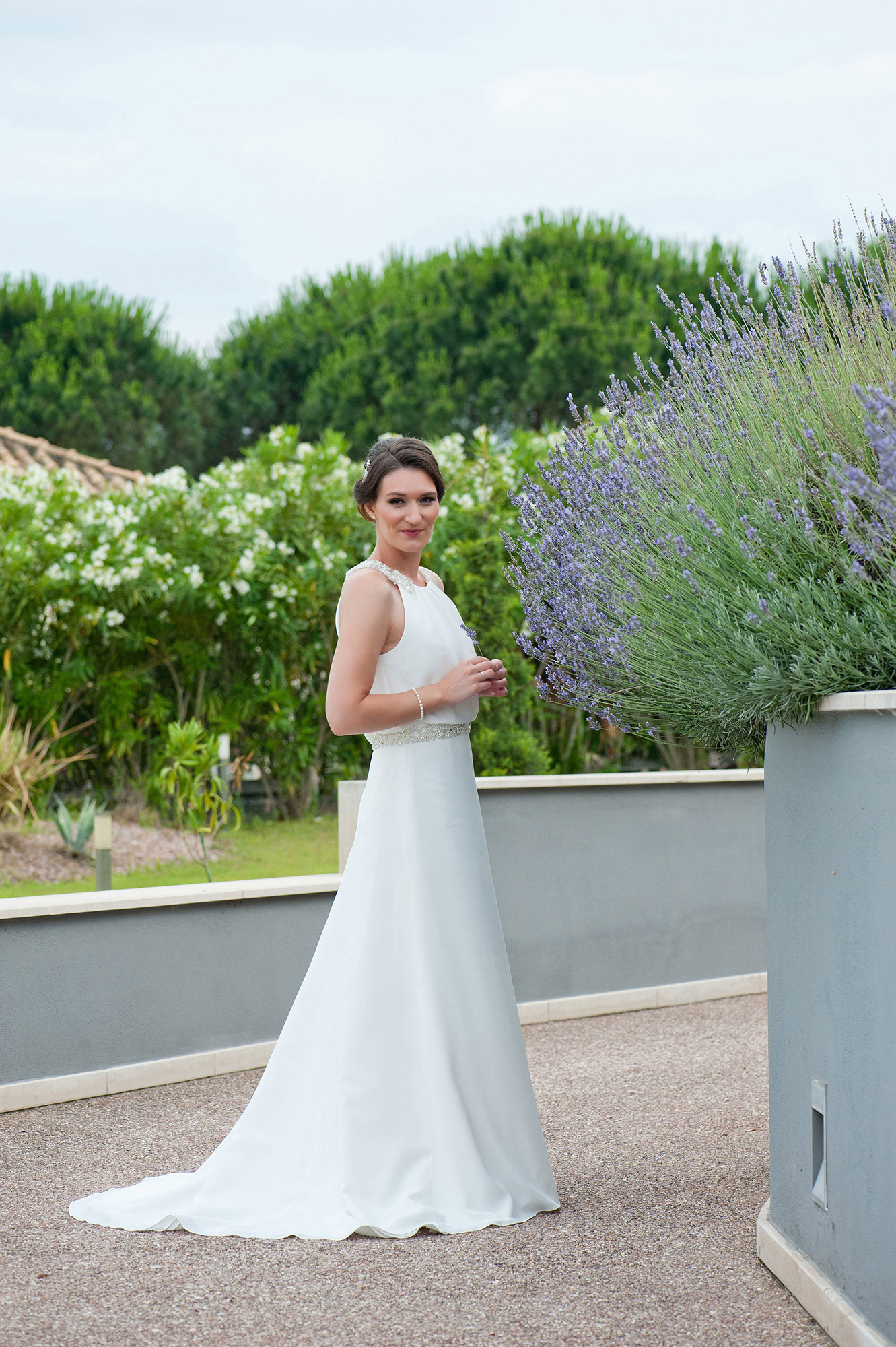 Πορτραίτο της νύφης δίπλα στη λεβάντα στο Λιτόχωρο.     Bride portrait beside lavender in Litochoro.