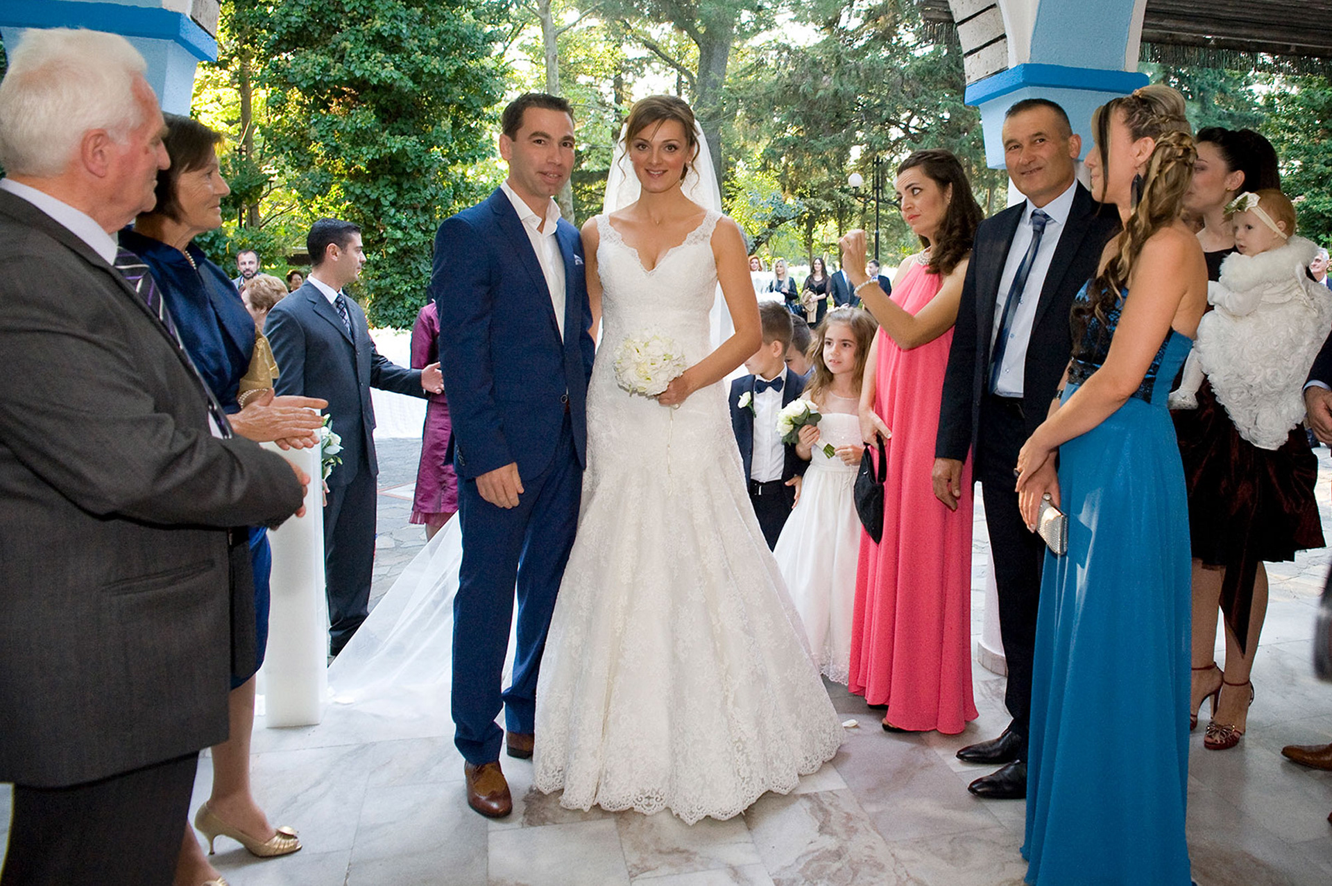Φωτογράφηση της συνάντησης νύφης και γαμπρού έξω από την εκκλησία, Photographing the bride and groom meeting outside the church,