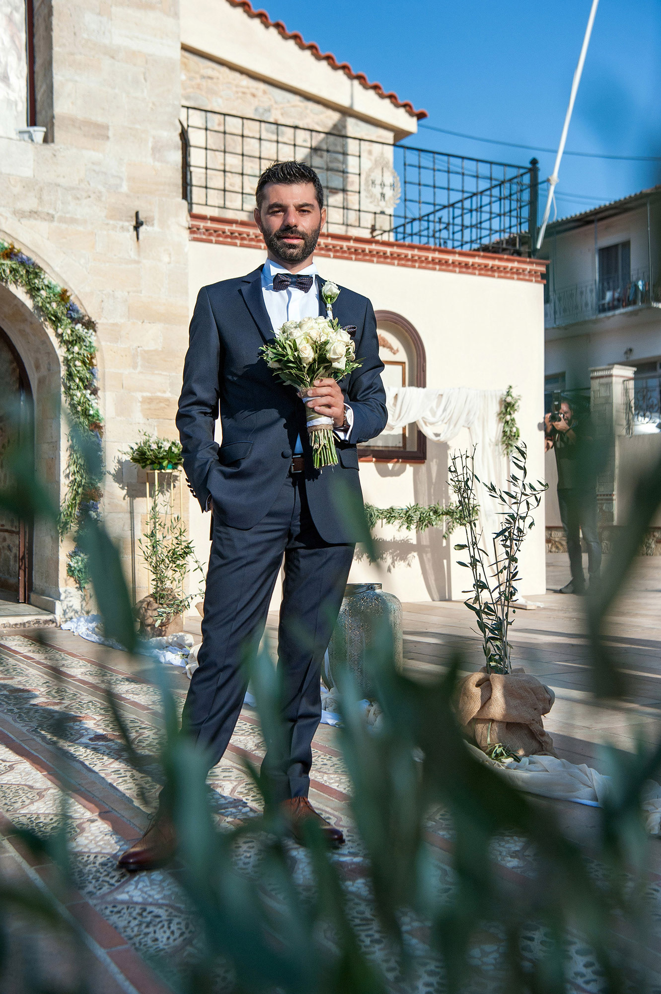 φωτογραφίες γάμου χαλκιδική - πορτραίτο Γαμπρού έξω από την εκκλησία πριν τον γάμο, wedding photos chalkidiki - Groom portrait outside the church before the wedding