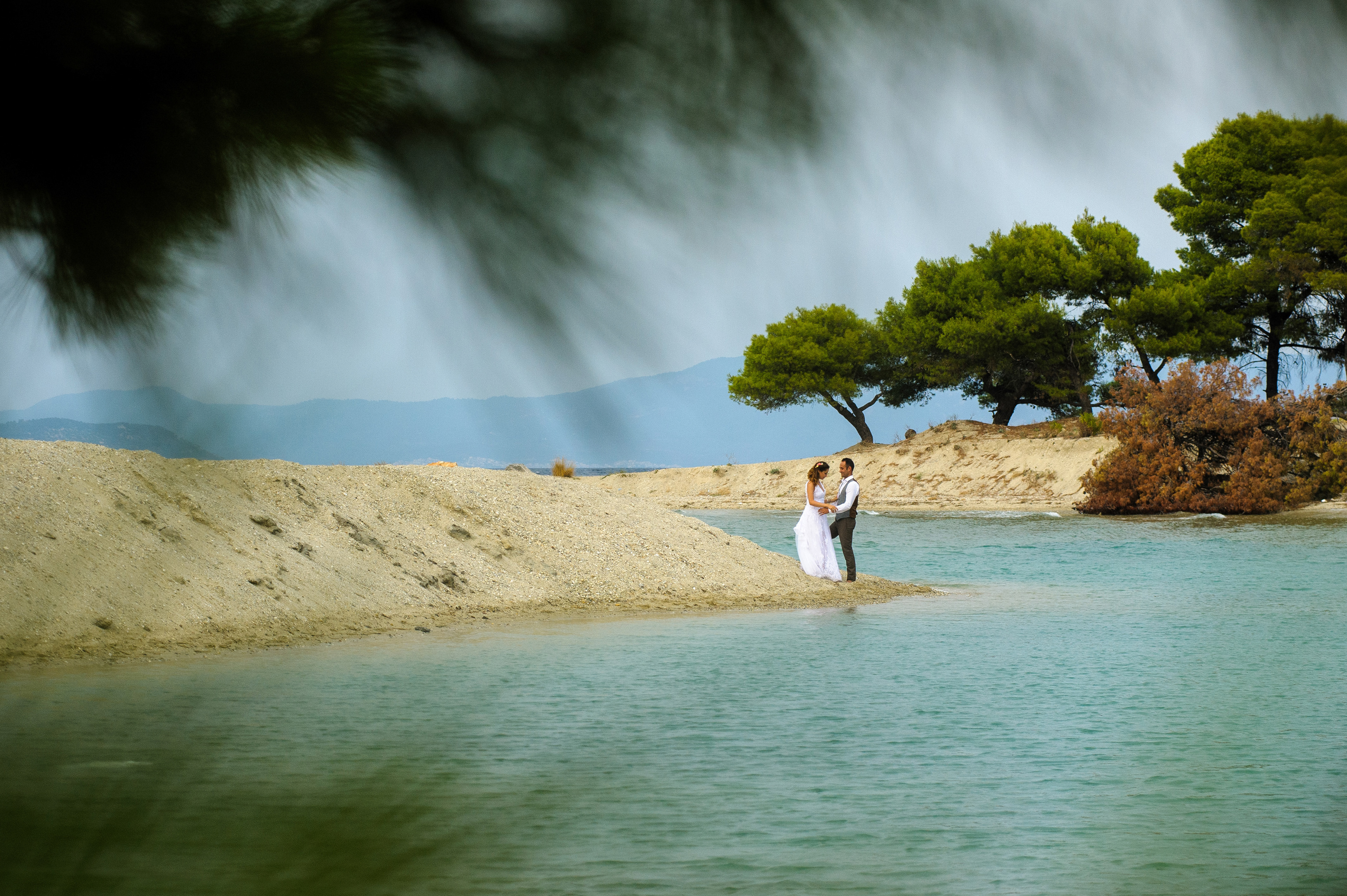 bride and groom in a beach at chalkidiki, ρομαντικό στιγμιότυπο του γαμπρου και της νύφης αγκαλιά δίπλα στη θάλασσα.- φωτογράφιση next day