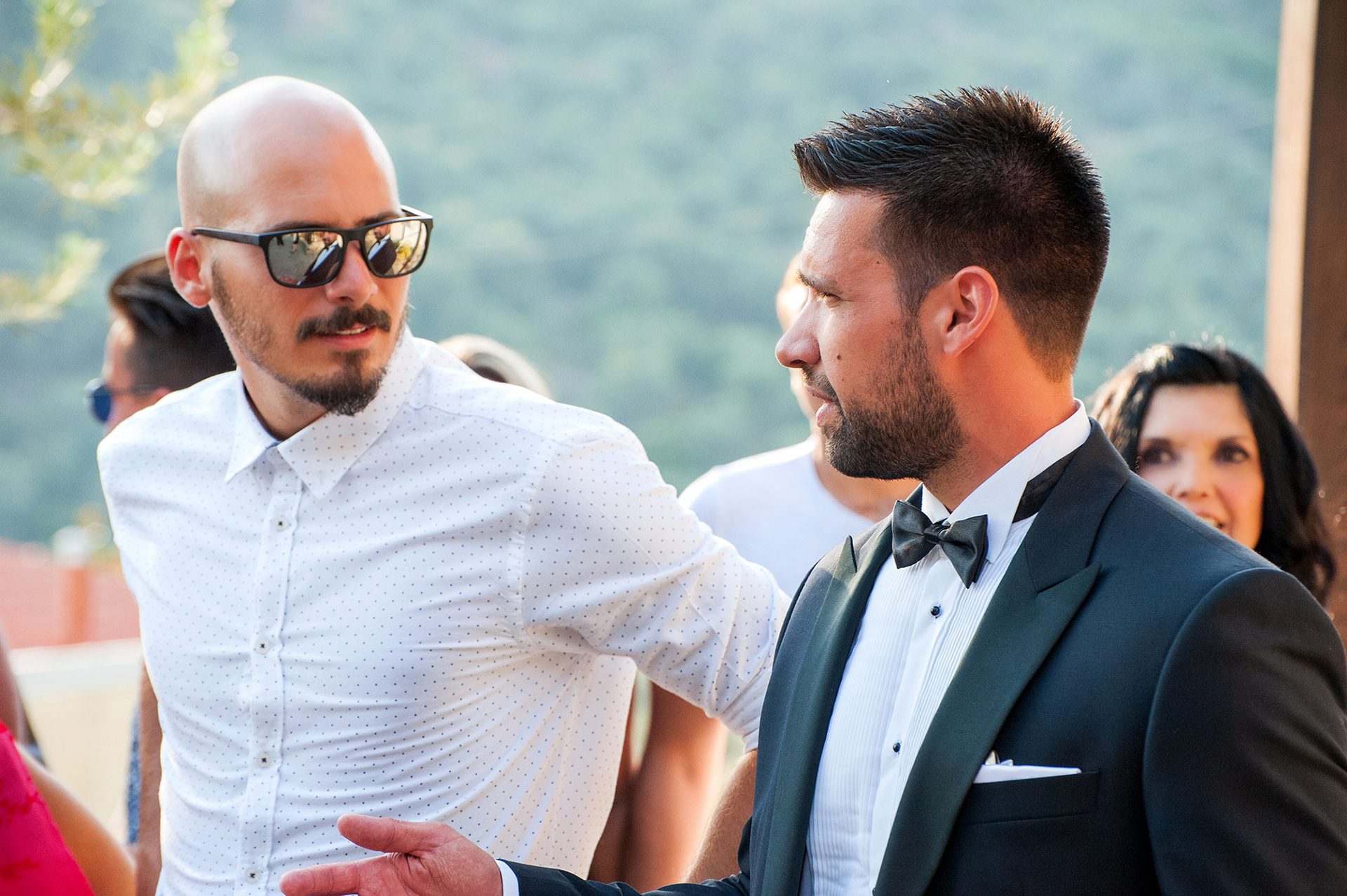 γαμπρός συζητά με φίλους του εξώ από την εκκλησία , groom talks with his friends outside the church
