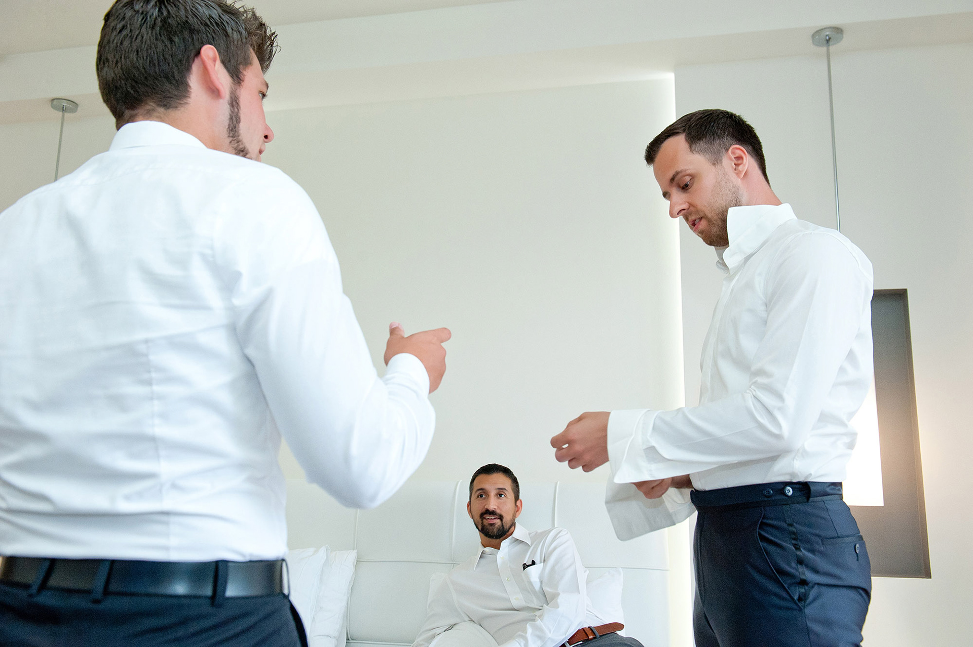 Οι φίλοι βοηθούν τον γαμπρό να ετοιμαστεί στο δωμάτιο προετοιμασίας του, στο Litochoro resort and spa.,    Friends help the groom get dressed during his preparation in Litochoro resort and spa.    