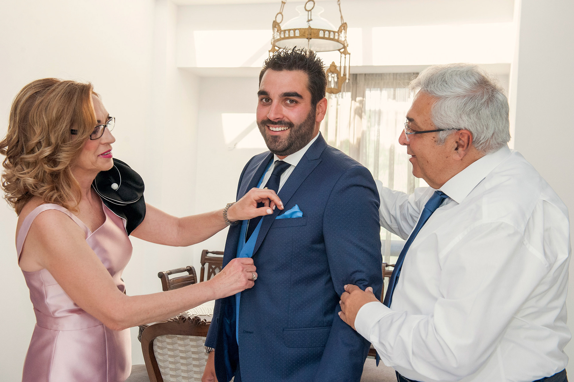 Ο γαμπρός ετοιμάζεται με τη βοήθεια των γονιών του, μια συγκινητική στιγμή προετοιμασίας πριν τον γάμο.    The groom getting ready with the help of his parents, a touching preparation moment before the wedding.