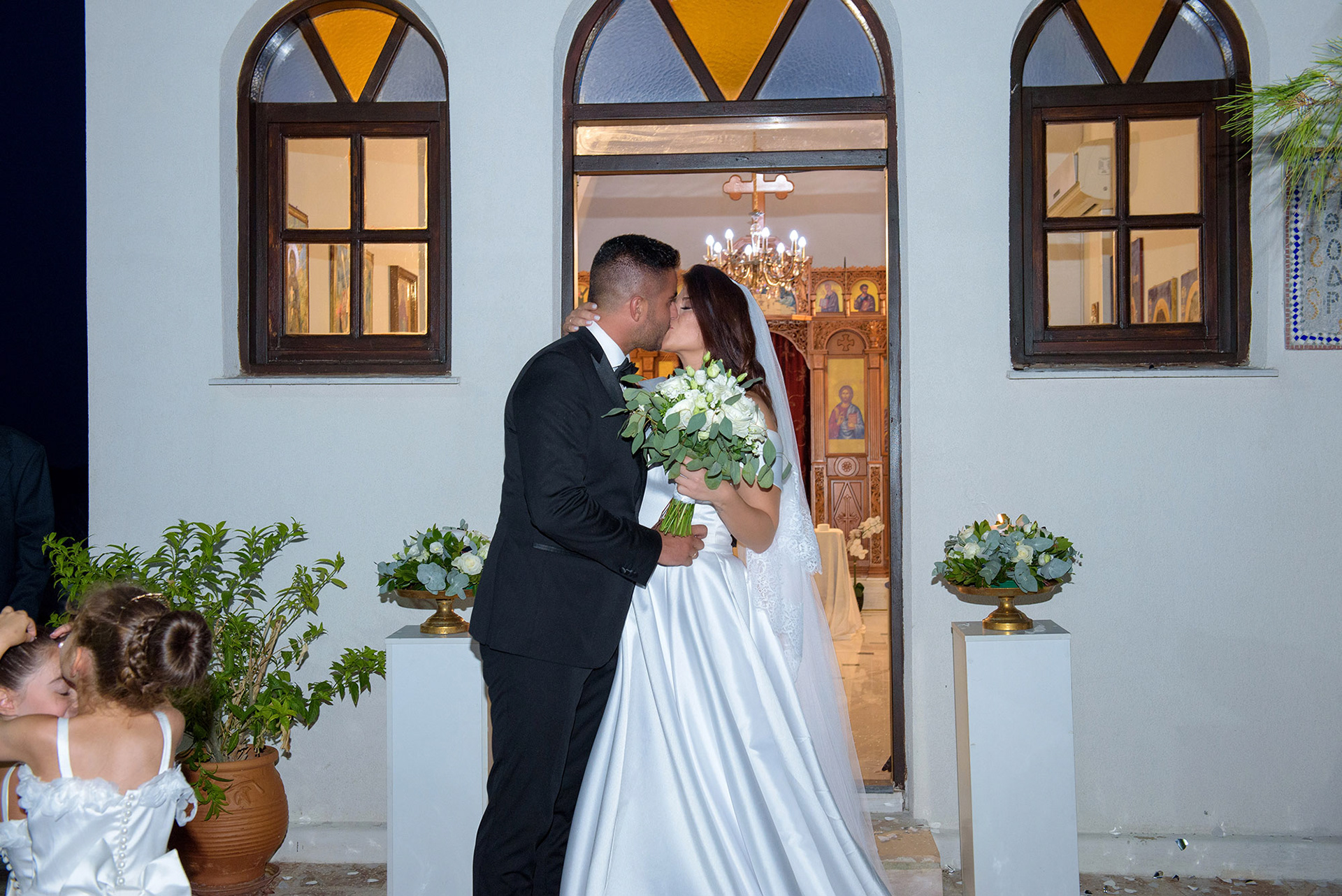 Πρώτο φιλί ζευγαριού μετά το μυστήριο, First kiss of the couple after the wedding ceremony