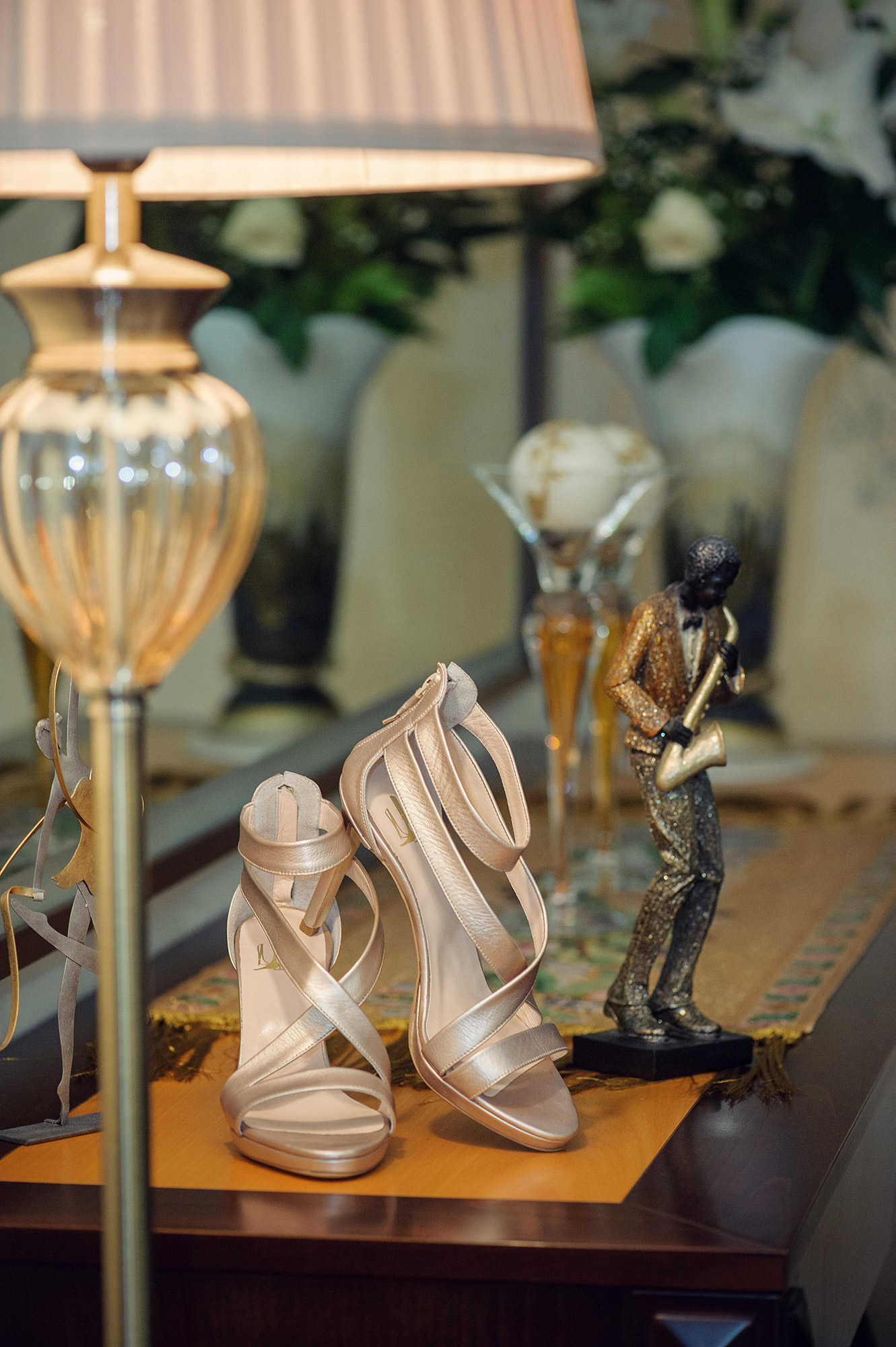 Νυφικά παπούτσια σε minimal σύνθεση, φωτογράφιση γάμου στη Θεσσαλονίκη με ατμοσφαιρικό φωτισμό.,       Bridal shoes in a minimal composition, wedding photography in Thessaloniki with atmospheric lighting.       