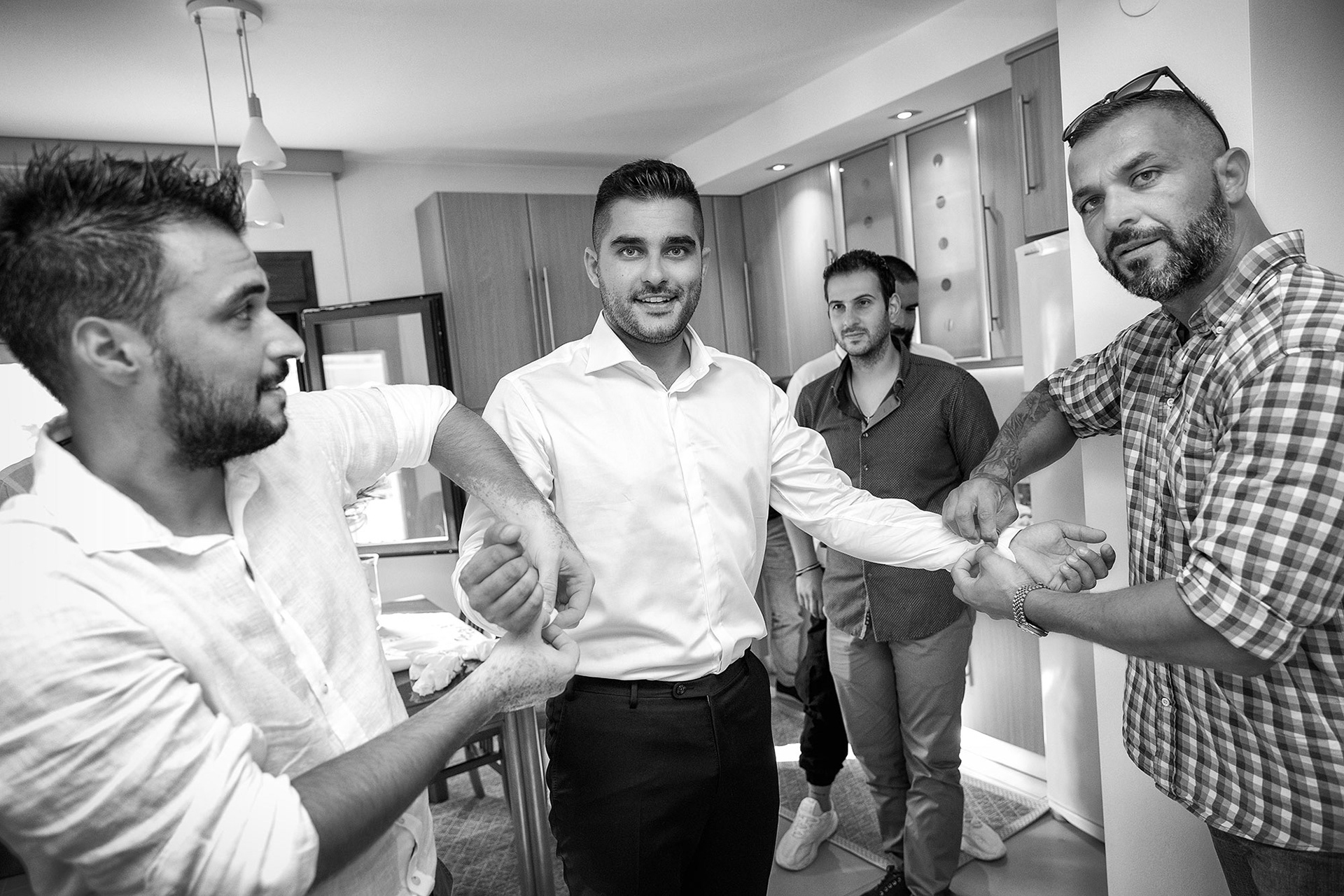 Προετοιμασία γαμπρού πριν τον γάμο – ντύσιμο, λεπτομέρειες και στιγμές με φίλους, Groom getting ready before the wedding – dressing details and candid moments with friends