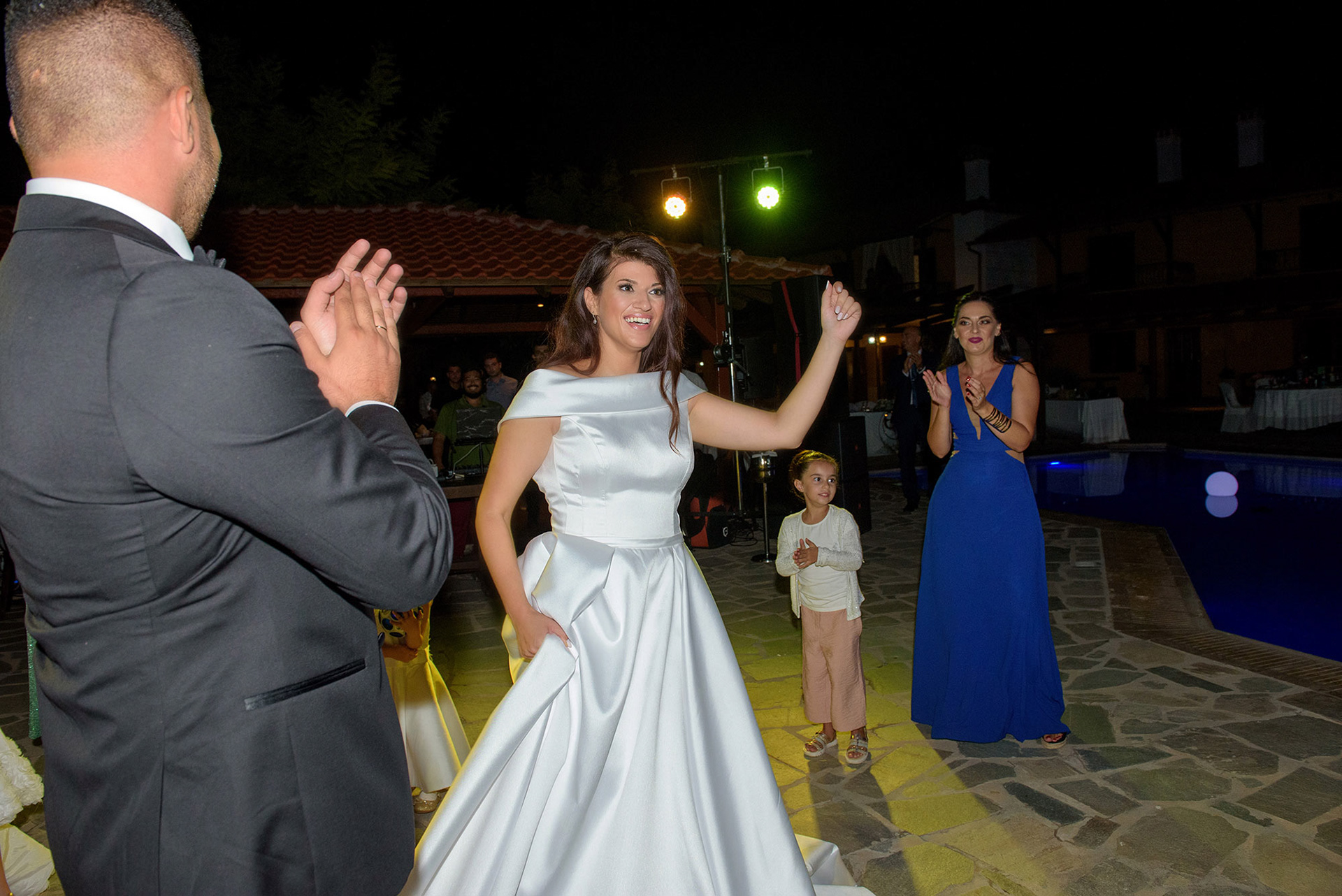 ο πρώτος χορός της νύφης the bride's first dance