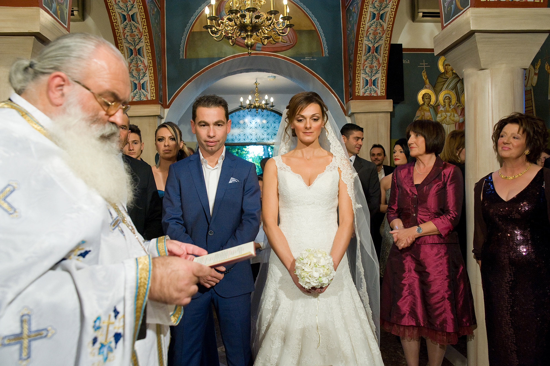 Ιερέας διαβάζει ευχές στο ζευγάρι – φωτογράφηση γάμου στην Εδεσσα, Priest reads blessings to the couple – wedding photography in Edessa