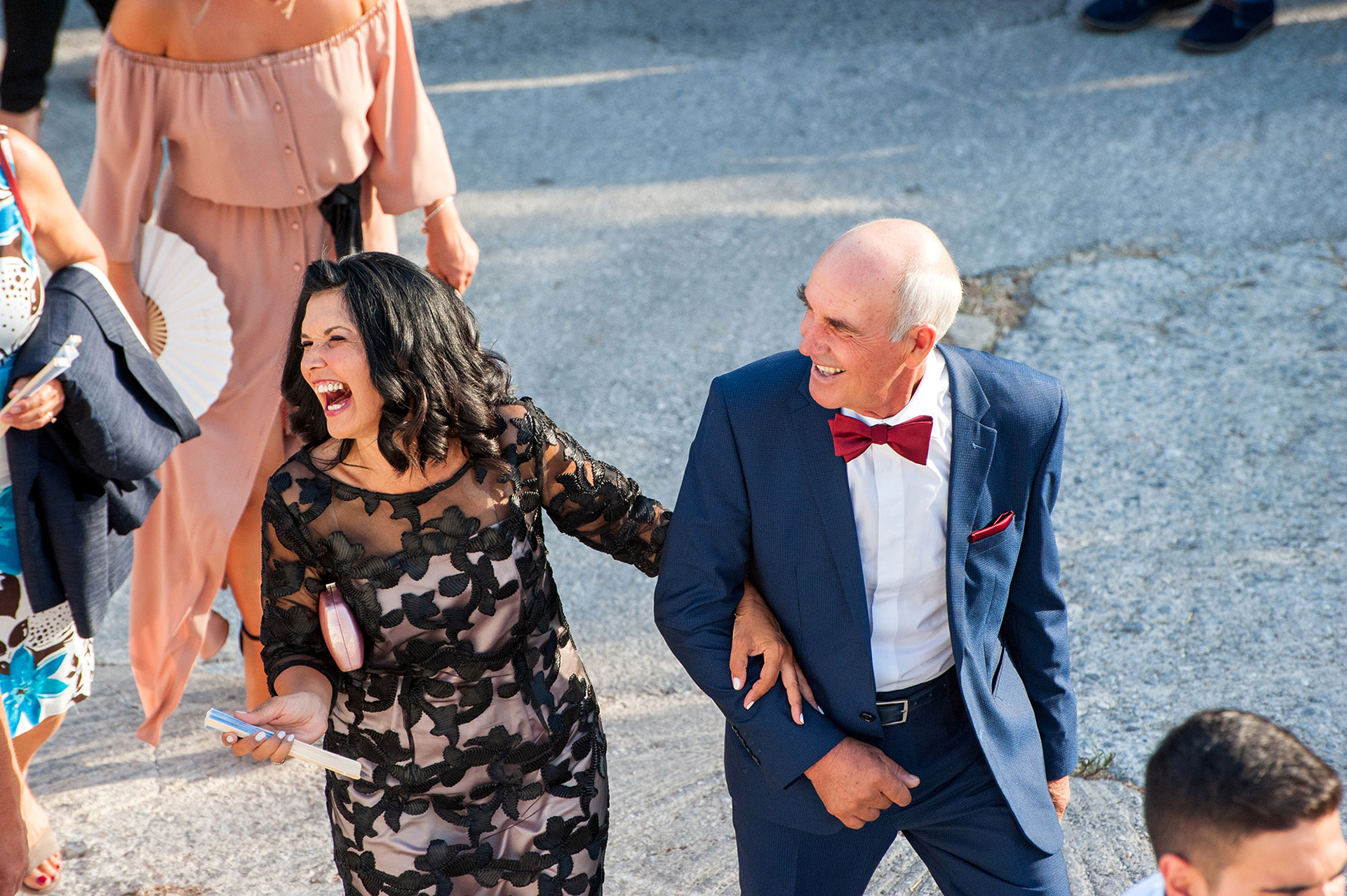 γονεις του γαμπρού φτάνουν στην εκκλησία, groom's parents arrive at the church