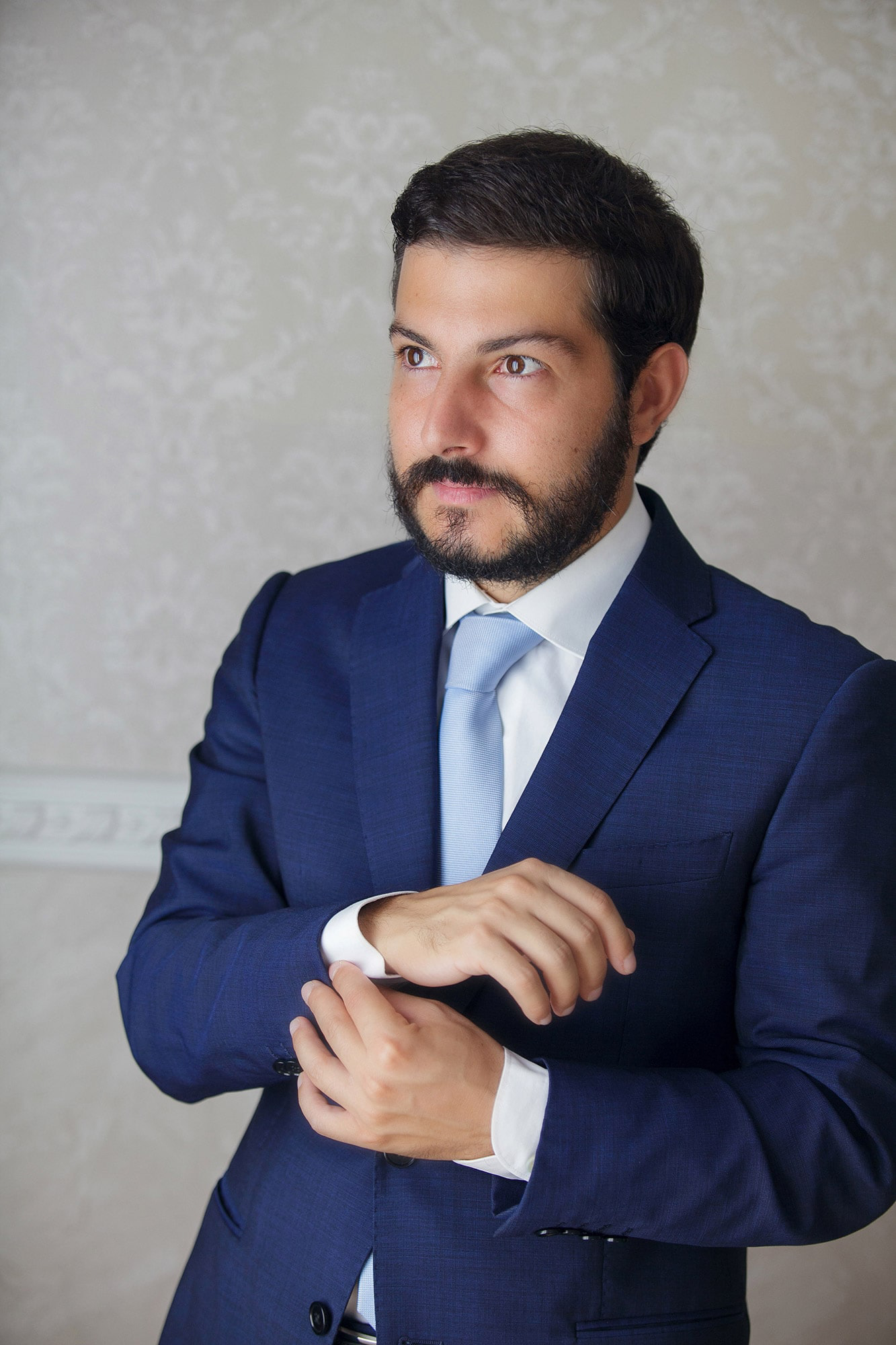 γαμπρός κατα την προετοιμασία του στο ξενοδοχείο Mediterranean Palace στη Θεσσαλονίκη για τη φωτογράφιση next day , groom preparing at the Mediterranean Palace Hotel in Thessaloniki for the next day photoshoot