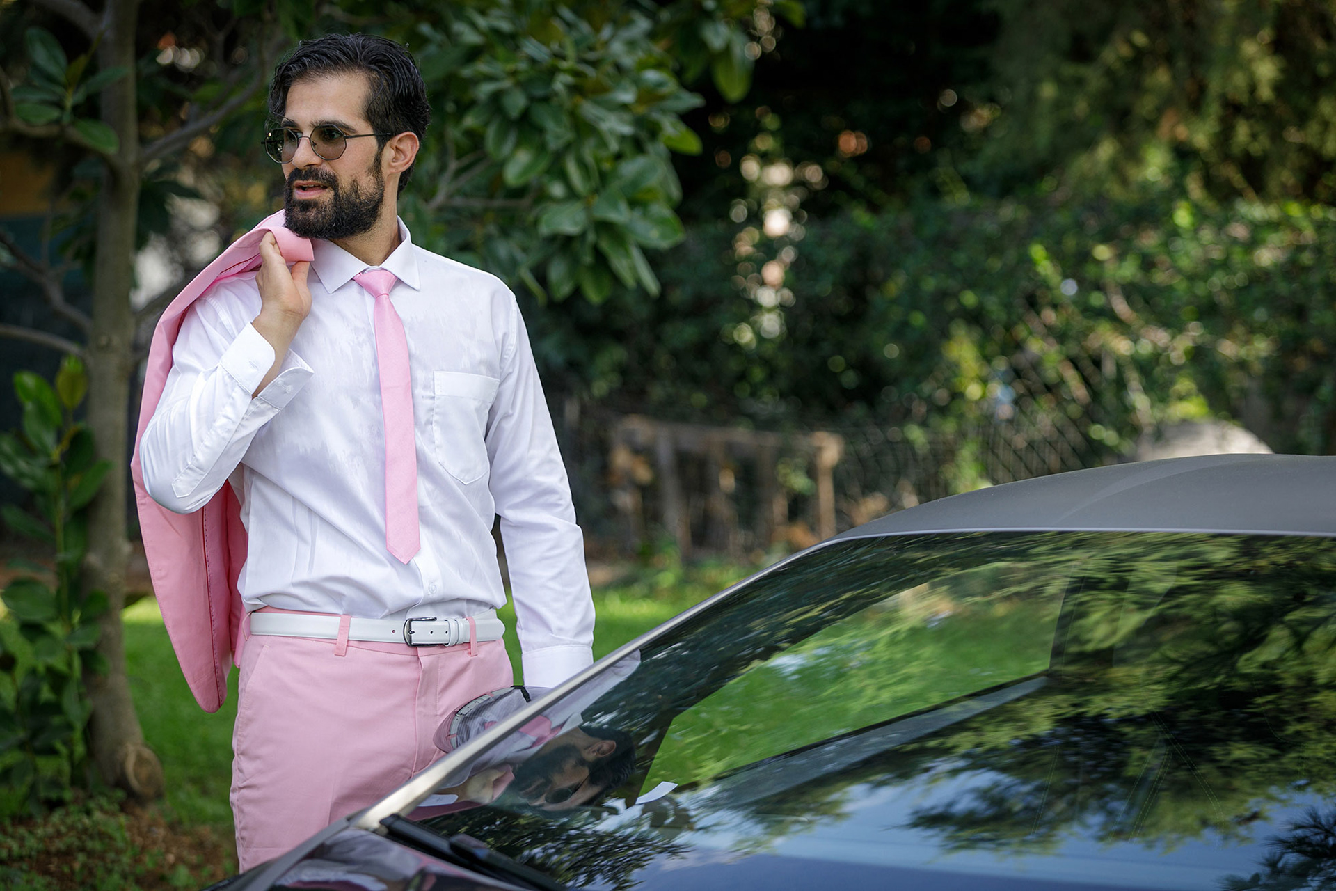 Γαμπρός στην προετοιμασίατου φωτογράφιση γάμου δίπλα σε Lamborghini στη Θεσσαλονίκη, Groom preparing for his wedding photo shoot next to a Lamborghini in Thessaloniki