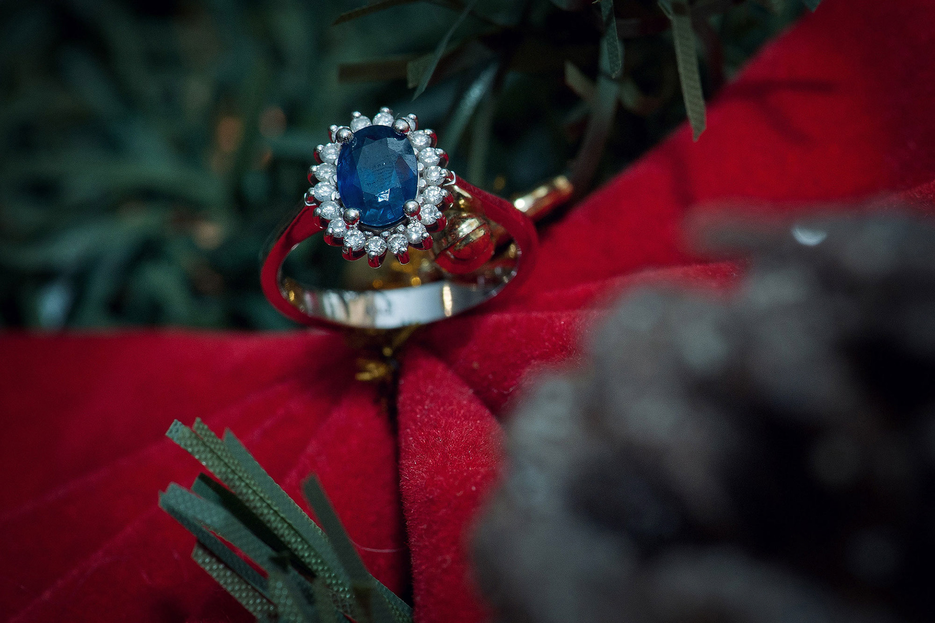 γαμήλιο δαχτυλίδι πάνω σε κόκκινο βελούδο, wedding ring on red velvet