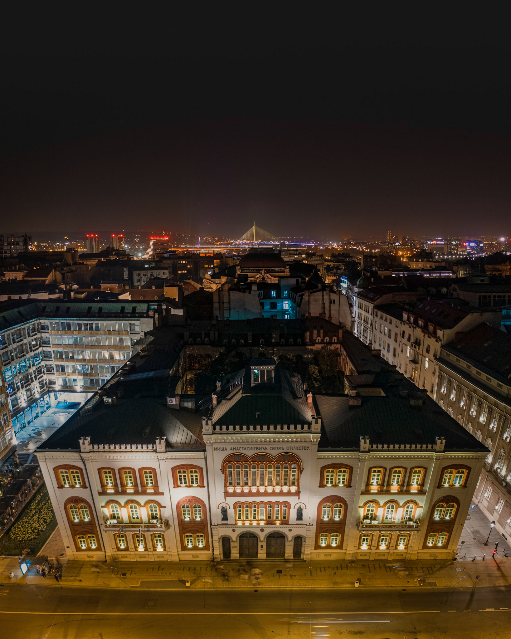 Ректорат, летња, ноћу