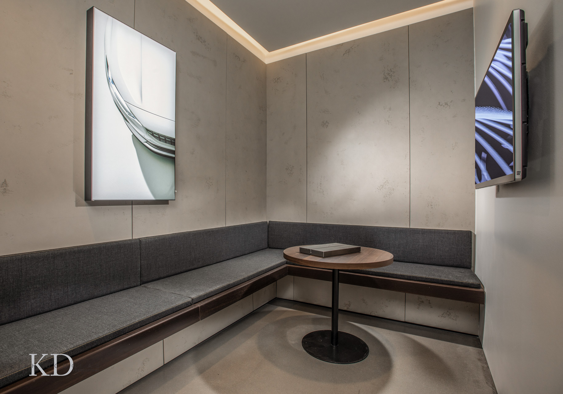 Commercial auto showroom photographe