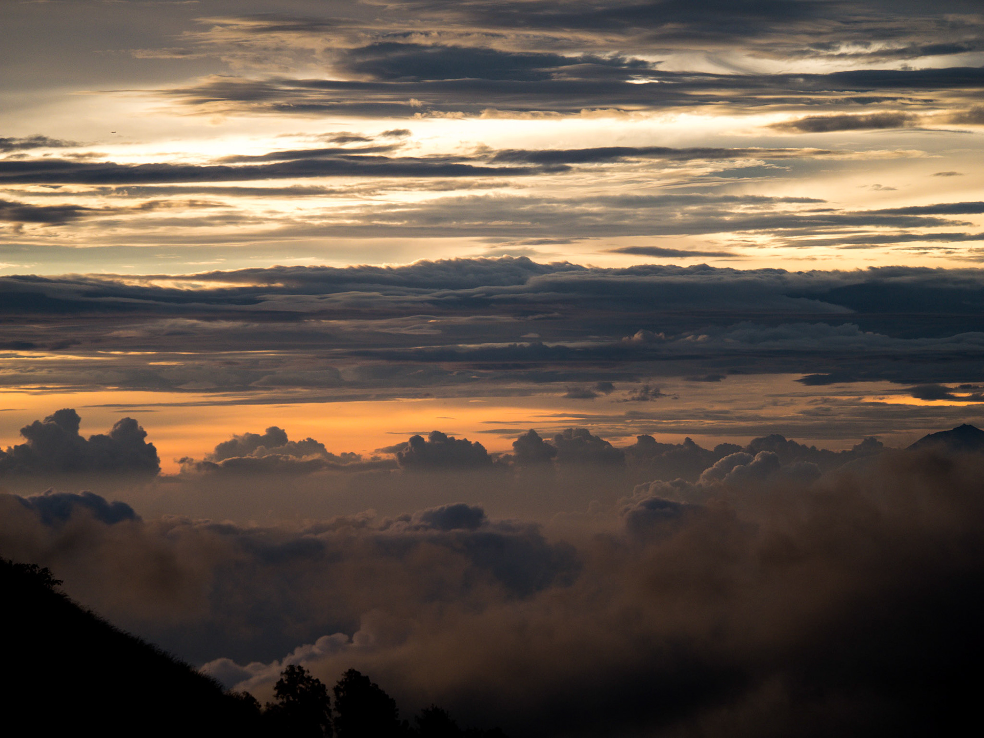 Lombok, vandra till vulkansjön, Indonesien