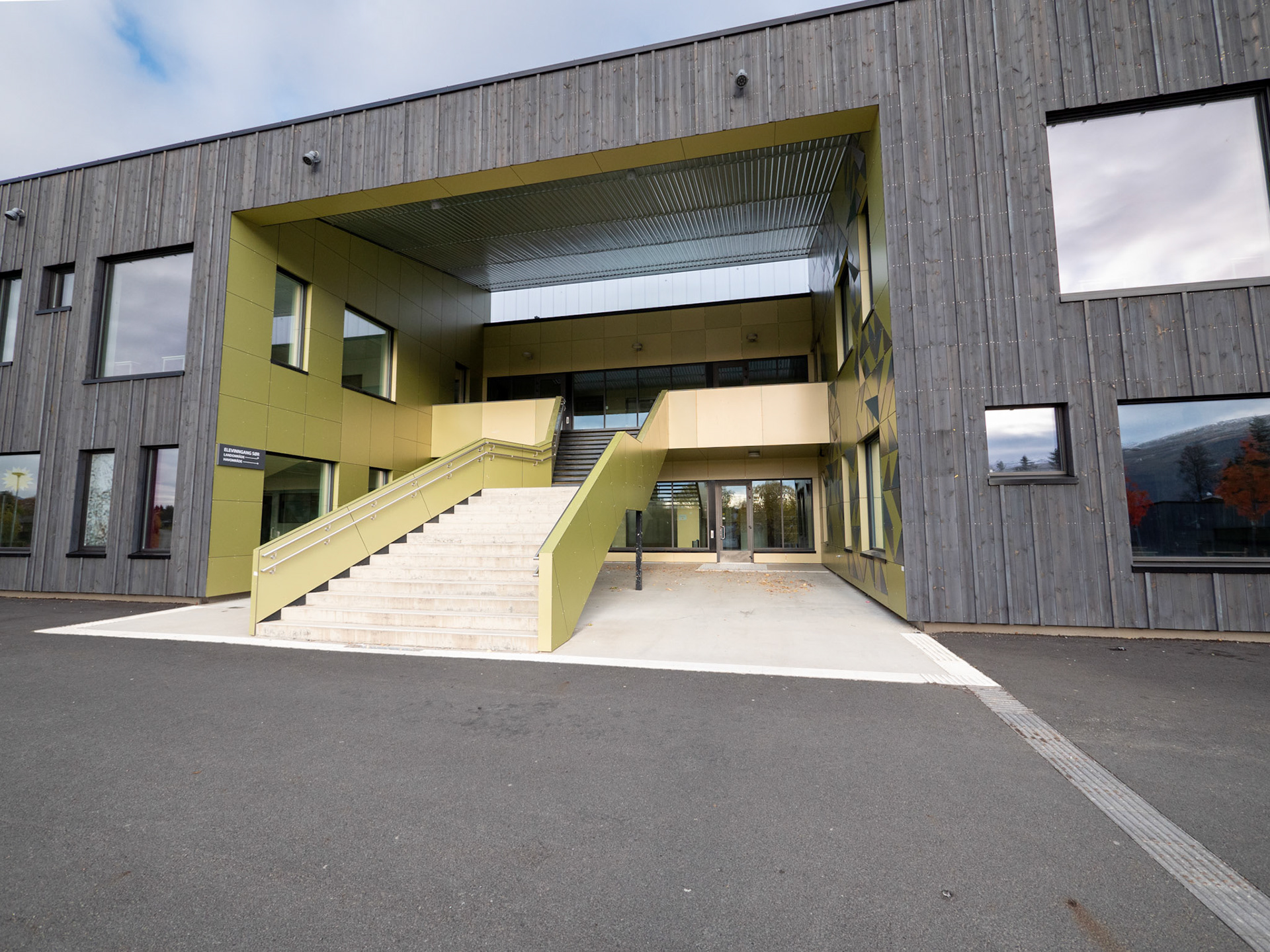 Trespa Meteon Metallics, Sommerlyst Skole, Tromsö, Norge