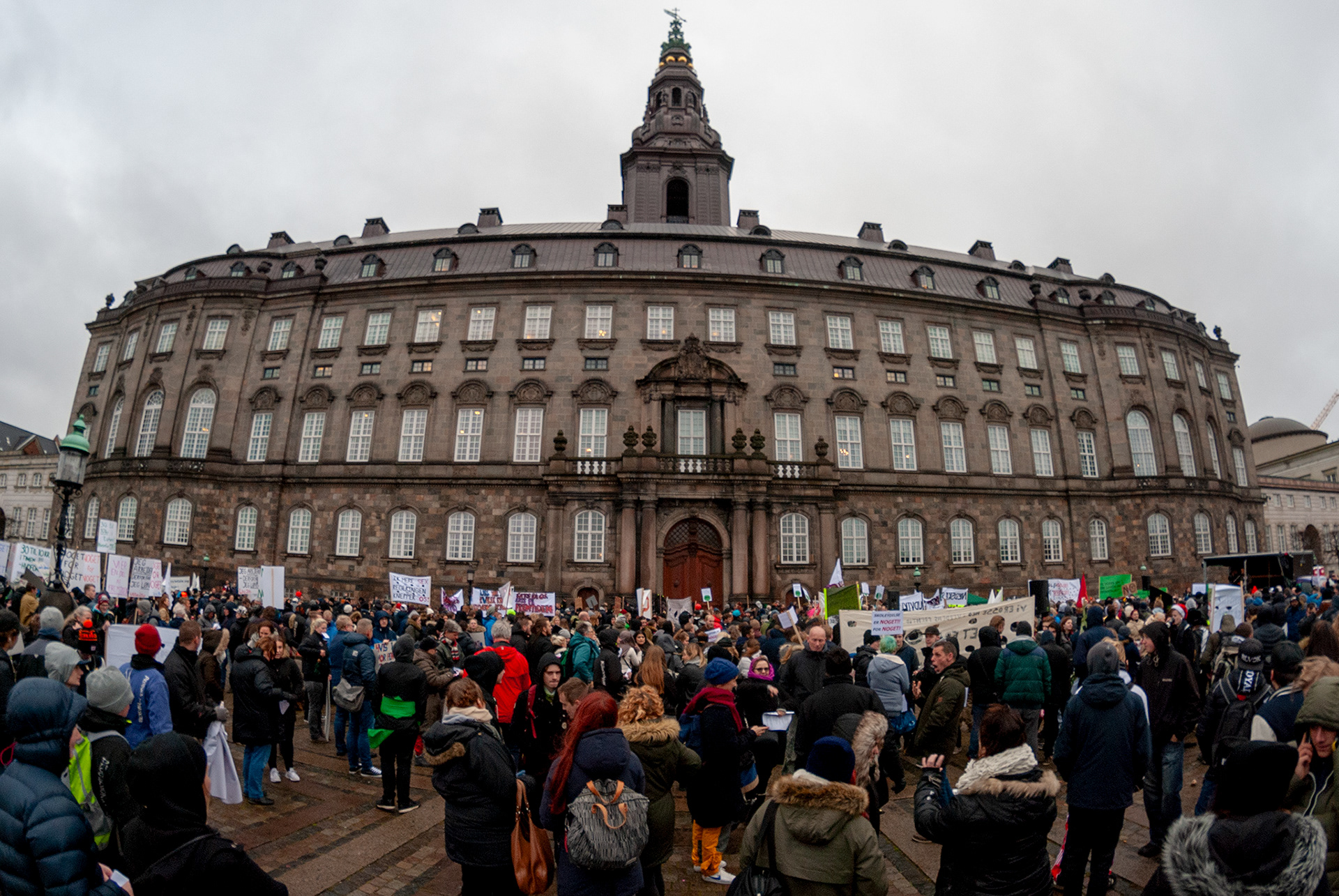 Demonstration for bevarelse af skoleydelse