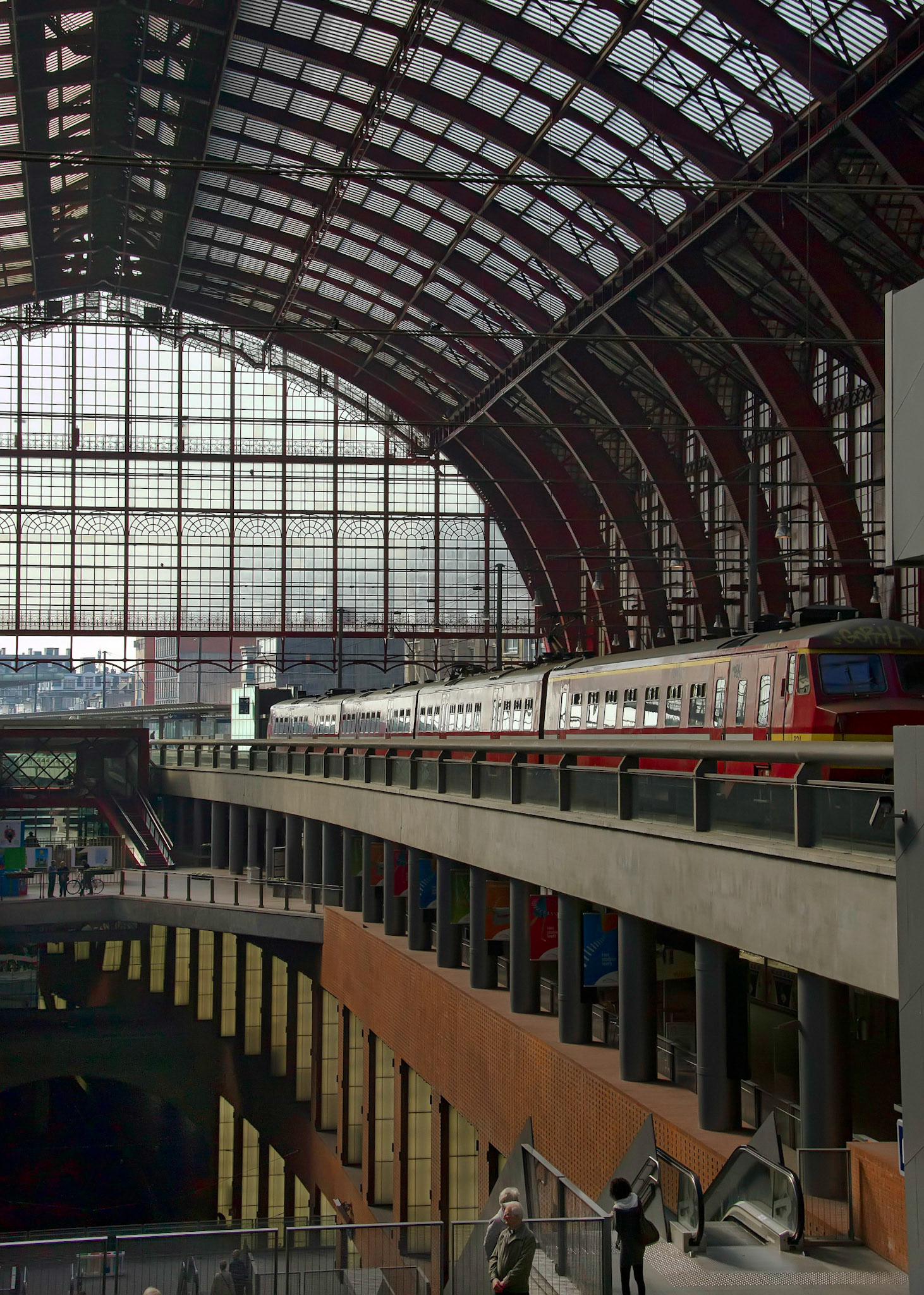 11 minutes between trains…plenty of time to run to the center of the station and take a few photos…  Taken from Antwerp train station while on the way to Bruges from Amsterdam