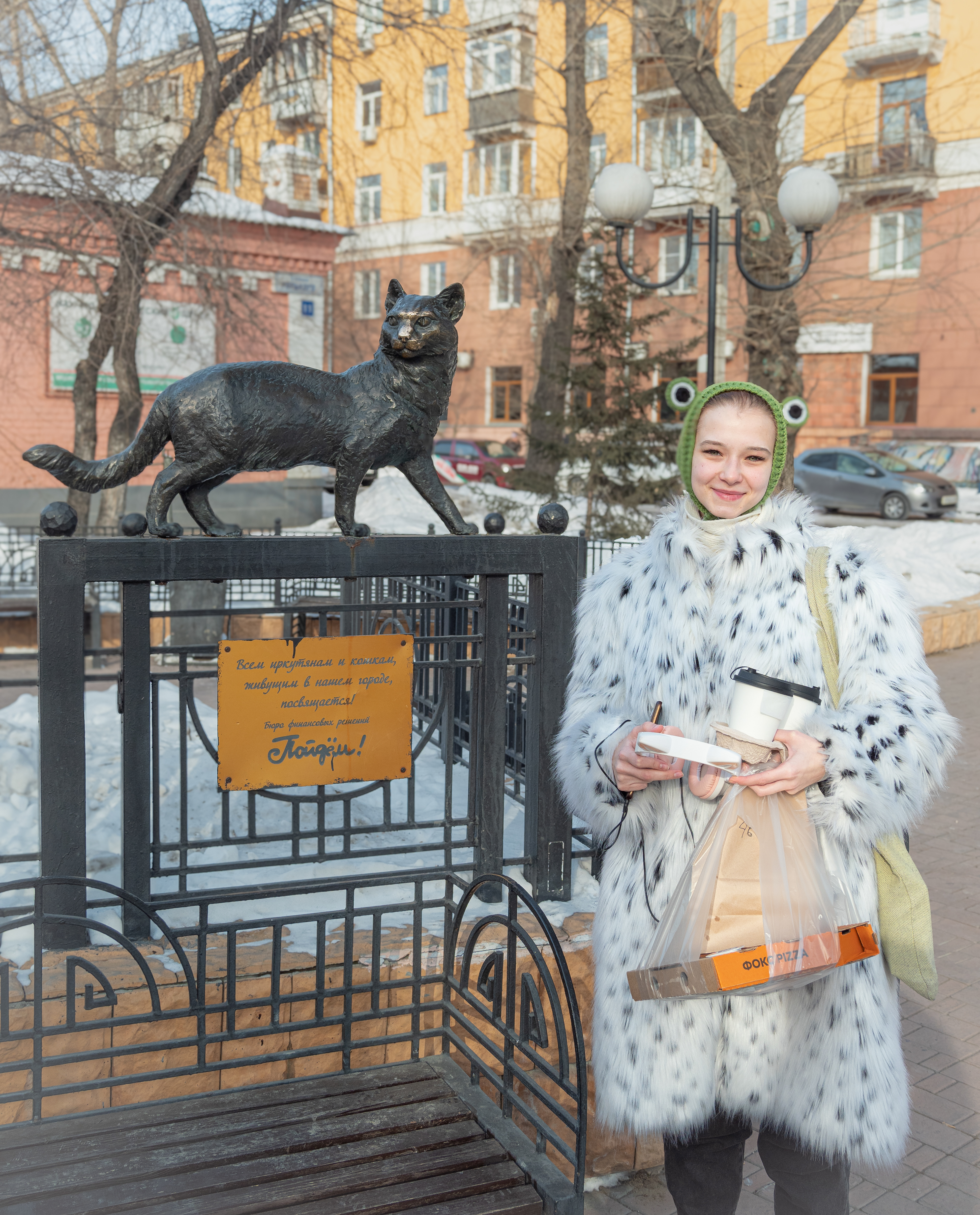 Неизвестная у скульптуры «Иркутская кошка»