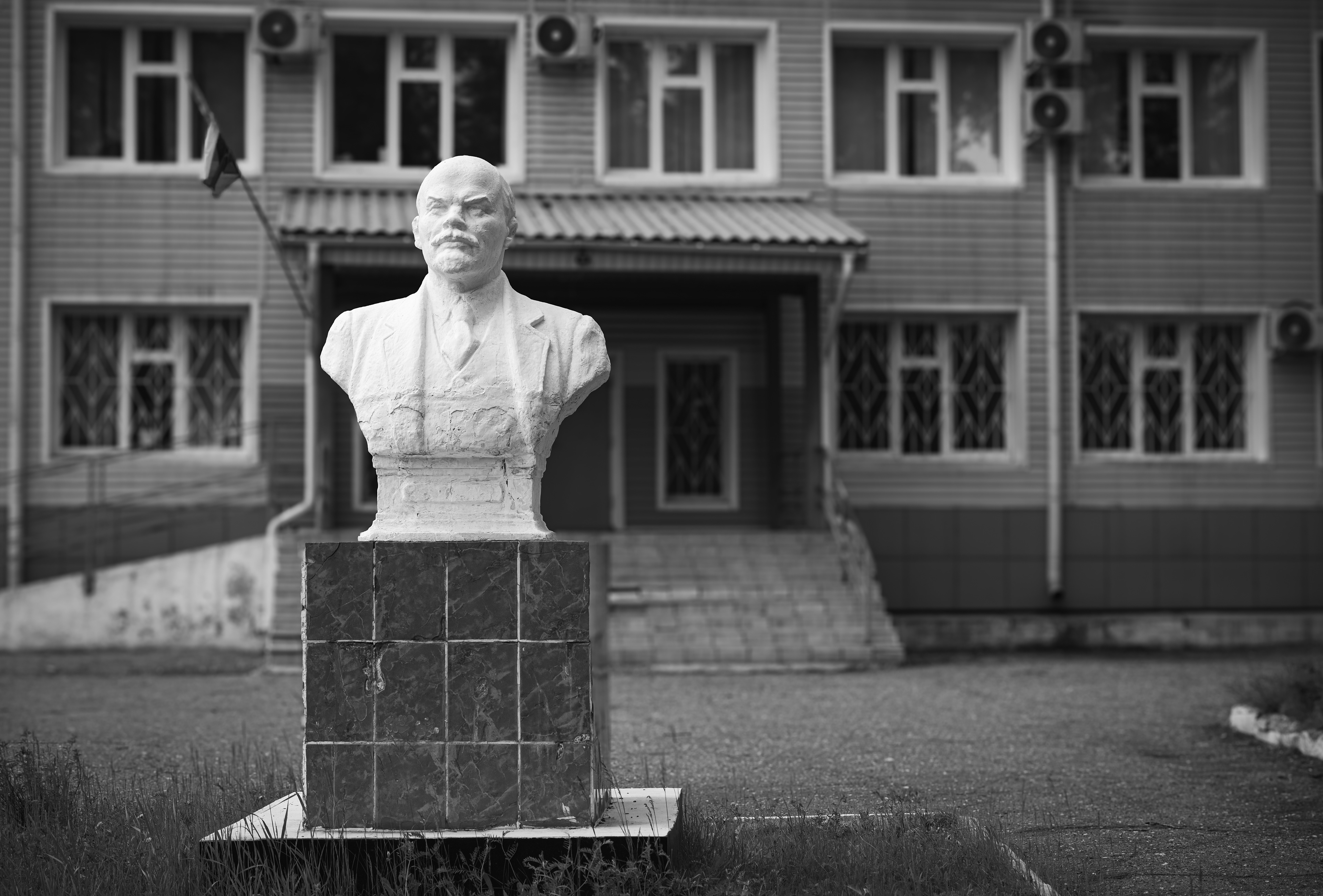 Bust V.I. Lenin at the rehabilitation center "Dobrodeevo" in Cheremhovo.(Бюст В.И.Ленина у реабилитационного центра «Добродеево» в Черемхово. )
