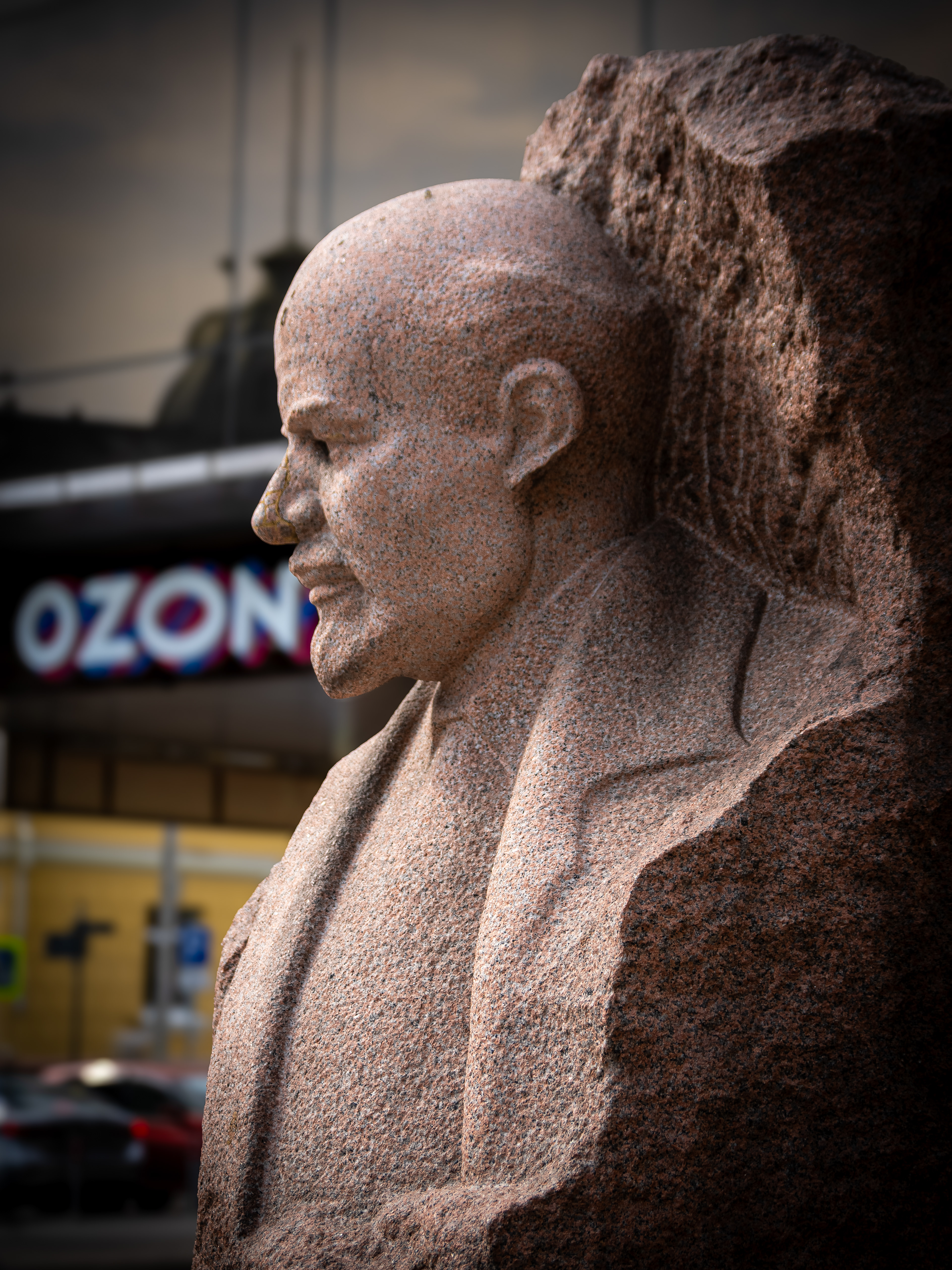 Памятник В.И. Ленину на фоне "ОЗОН" ​Кировский район, Иркутск