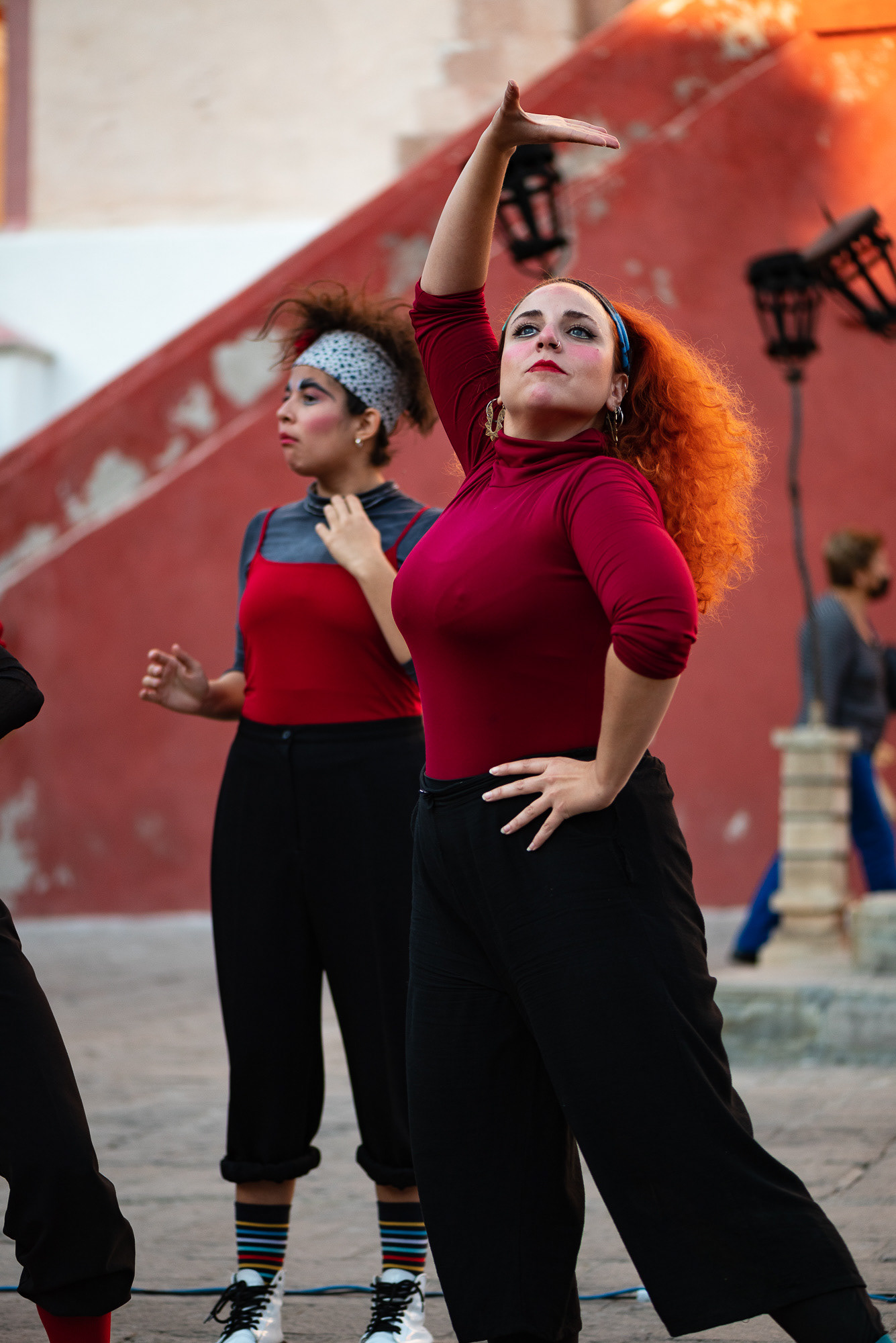 Cristina actuando en la plaza San Roque de Guanajuato, en la varieté del 10 de noviembre de 2022, con el grupo Nahuales Callejeros. © Ángela Olivia Vela Pavón.