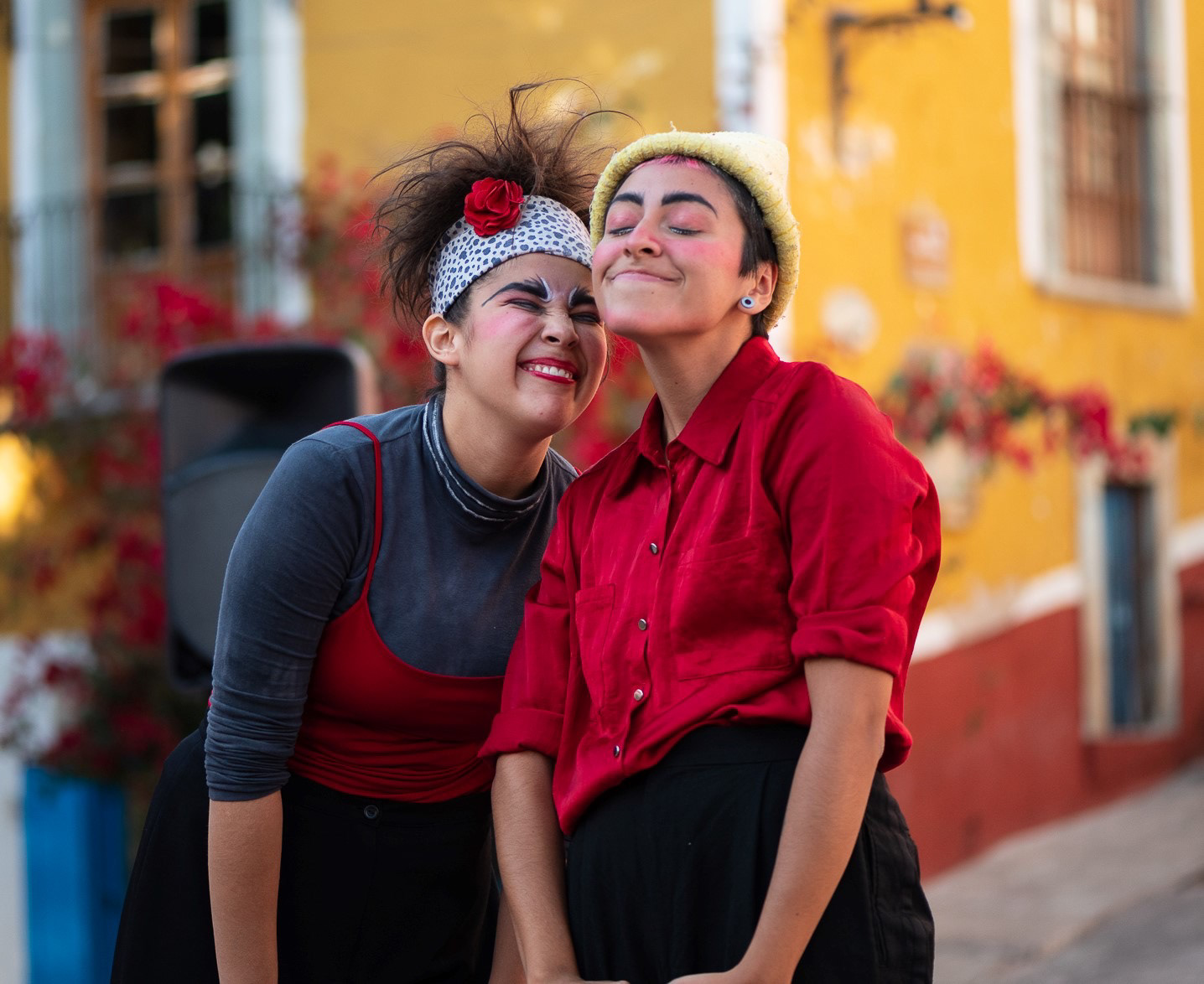 Estefanía Zuno (izquierda) y Alegría Romero actuando con los Nahuales Callejeros, en la Varieté, Plaza San Roque, del 10 de noviembre de 2022 dentro del Festival Corpus Comediantes. Foto: © Ángela Olivia Vela Pavón.