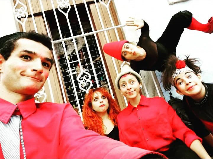 Con todo el grupo de Los Nahuales Callejeros, del Estudio Búsqueda de Pantomima-Teatro AC.