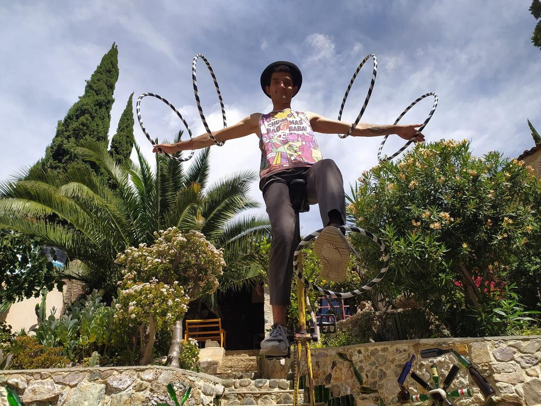 Jaime Loya practicando, en Teatro Tanque del Ebpanteac, con monociclo jirafa y manipuleo de aros para su participación en grupo Los Nahuales Callejeros. Foto por: Los Nahuales Callejeros.
