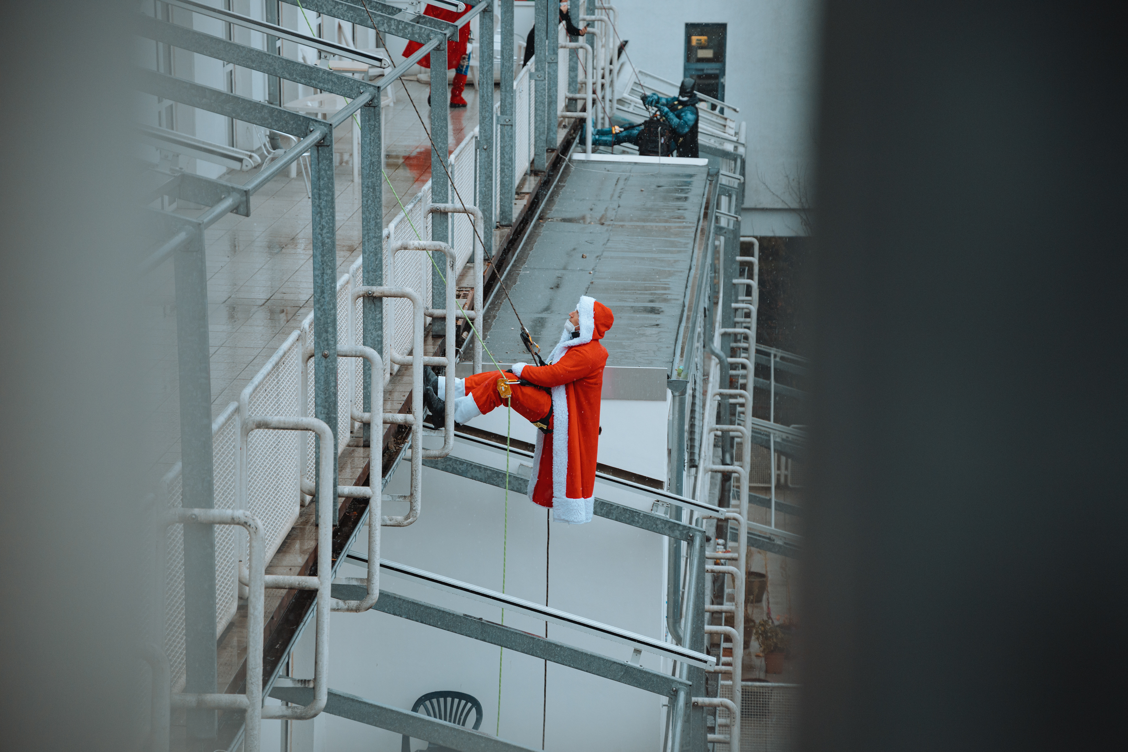 Höhenretter der Feuerwehr seilen sich zu Nikolaus an der Kinderstation ab.