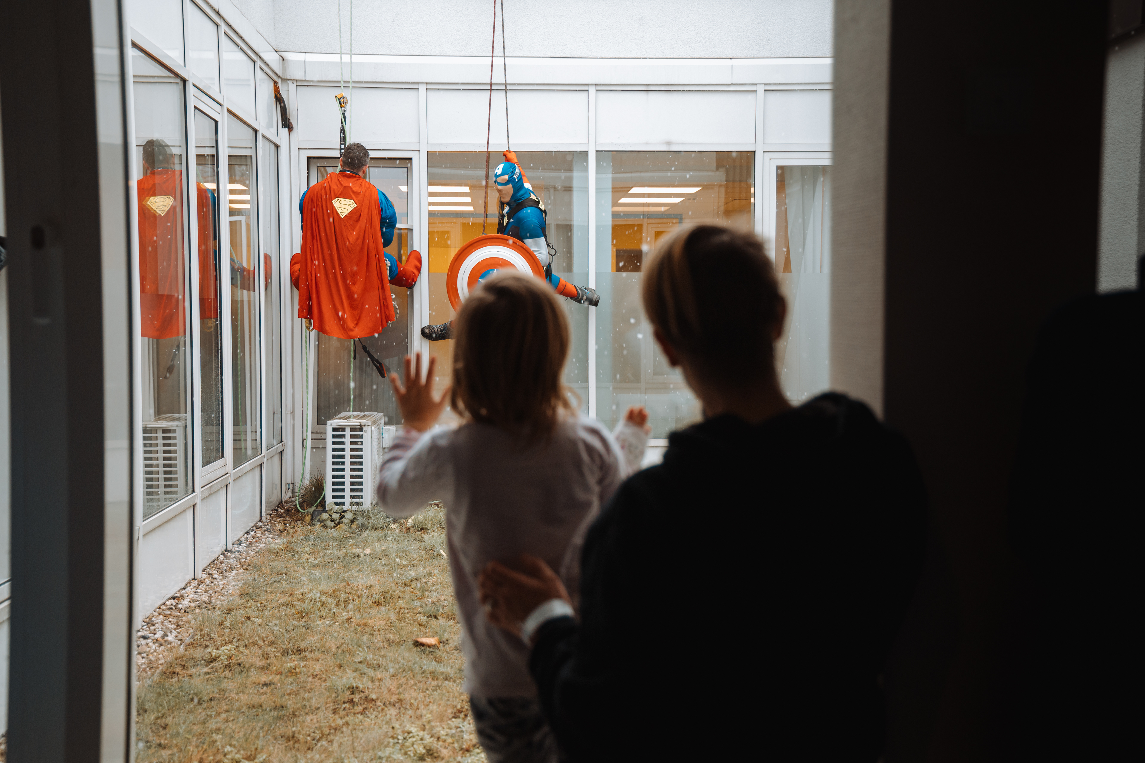 Höhenretter der Feuerwehr seilen sich zu Nikolaus an der Kinderstation ab.